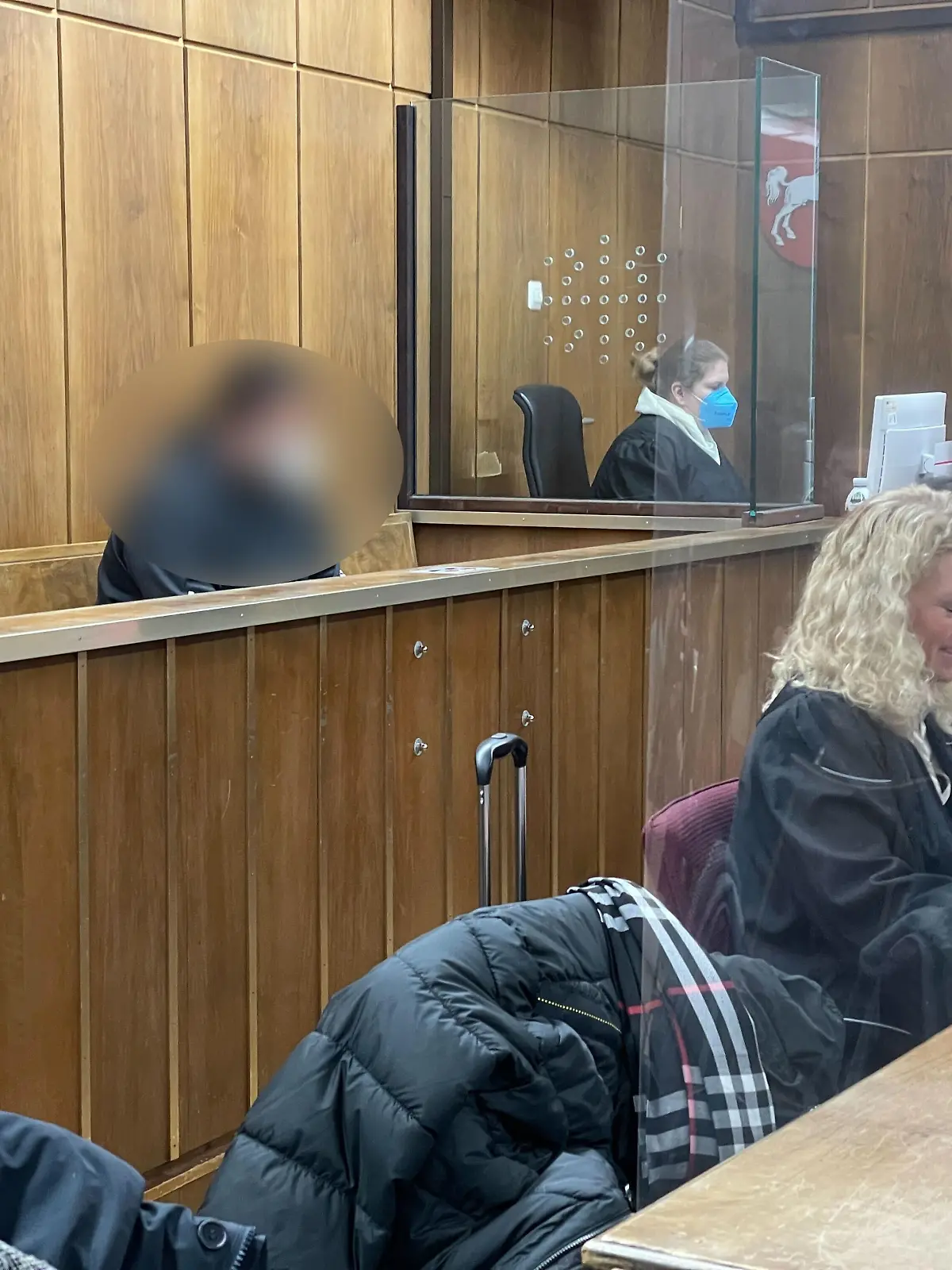 Seit heute (21. Dezember 2022) steht der 24-jährige Angeklagte im Landgericht Hannover vor Gericht. Ihm wird vorgeworfen, im Juni 2022 ein Ehepaar aus Wennigsen aus Heimtücke und Habgier ermordet zu haben.