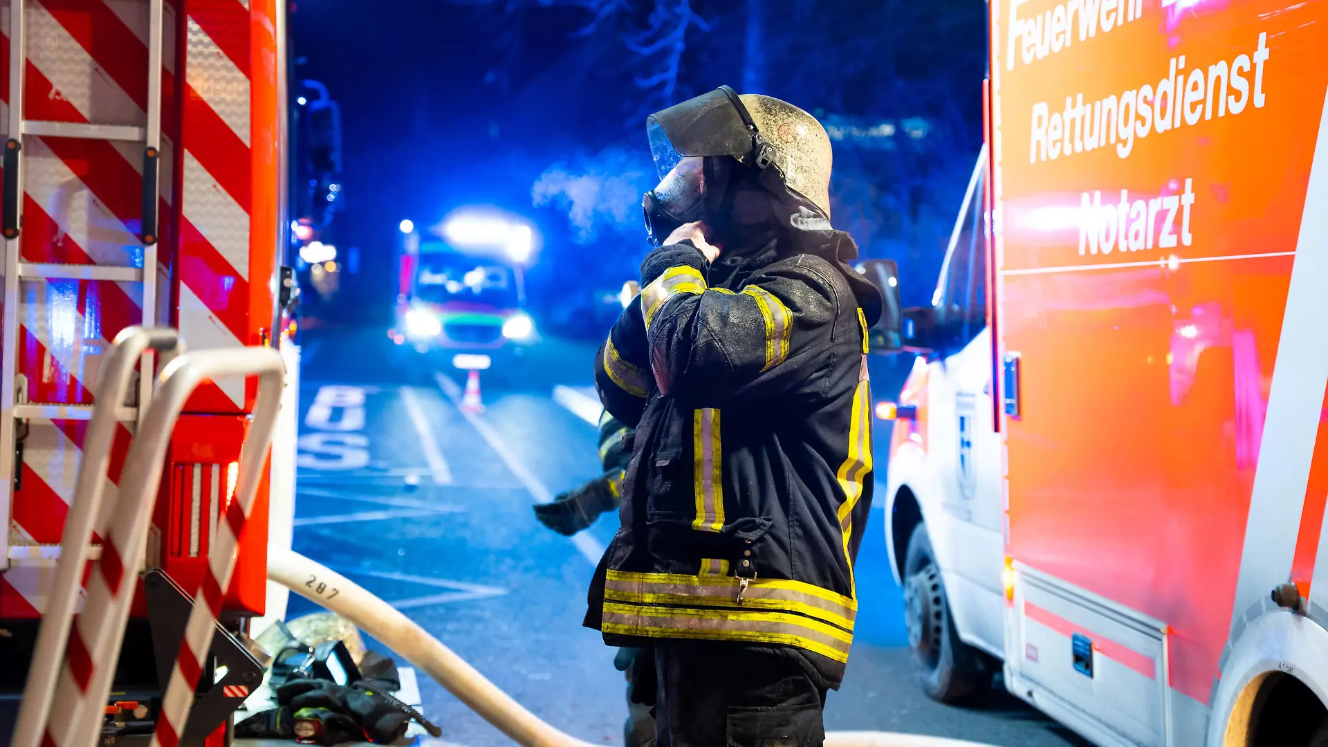 Mordkommission ermittelt nach Brand mit 8 Verletzten nach vermutlicher Brandstiftung im Keller - Bewohner über Drehleiter gerettet - Rettungsdienst rückt aus Nachbarkreisen an - Eiseskälte DATTELN NRW: Die Feuerwehr Datteln wurde am 18.12.2022 um 1:46 Uhr zu einem gemeldeten Wohnungsbrand auf der Castroper Straße alarmiert. Bereits auf der Anfahrt der ersten Feuerwehrkräfte, konnte durch einen in der Nähe befindlichen Rettungswagen eine Rauchentwicklung aus einem Fenster gemeldet werden. Nach einer ersten Erkundung konnte ein Feuer im Keller lokalisiert werden. Da das Treppenhaus bereits stark verraucht war, mussten 5 Personen über die Drehleiter gerettet werden. Insgesamt wurden 14 Personen gerettet, wovon 8 Personen mit Rauchgasverg Copyright: 7aktuell.dex xMarcxGruber 20221218_7a_dattmanv10_122465