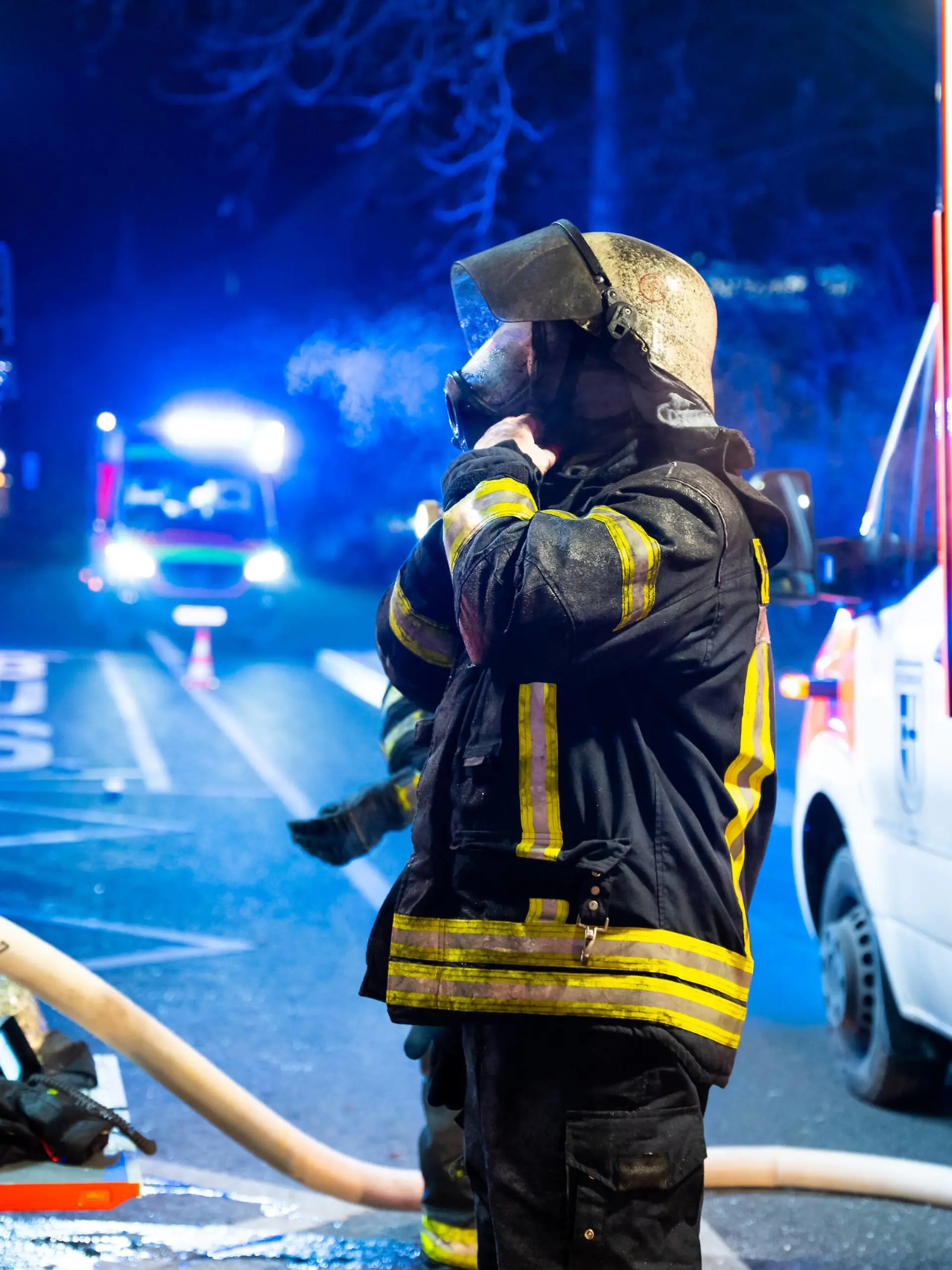 Mordkommission ermittelt nach Brand mit 8 Verletzten nach vermutlicher Brandstiftung im Keller - Bewohner über Drehleiter gerettet - Rettungsdienst rückt aus Nachbarkreisen an - Eiseskälte DATTELN NRW: Die Feuerwehr Datteln wurde am 18.12.2022 um 1:46 Uhr zu einem gemeldeten Wohnungsbrand auf der Castroper Straße alarmiert. Bereits auf der Anfahrt der ersten Feuerwehrkräfte, konnte durch einen in der Nähe befindlichen Rettungswagen eine Rauchentwicklung aus einem Fenster gemeldet werden. Nach einer ersten Erkundung konnte ein Feuer im Keller lokalisiert werden. Da das Treppenhaus bereits stark verraucht war, mussten 5 Personen über die Drehleiter gerettet werden. Insgesamt wurden 14 Personen gerettet, wovon 8 Personen mit Rauchgasverg Copyright: 7aktuell.dex xMarcxGruber 20221218_7a_dattmanv10_122465 