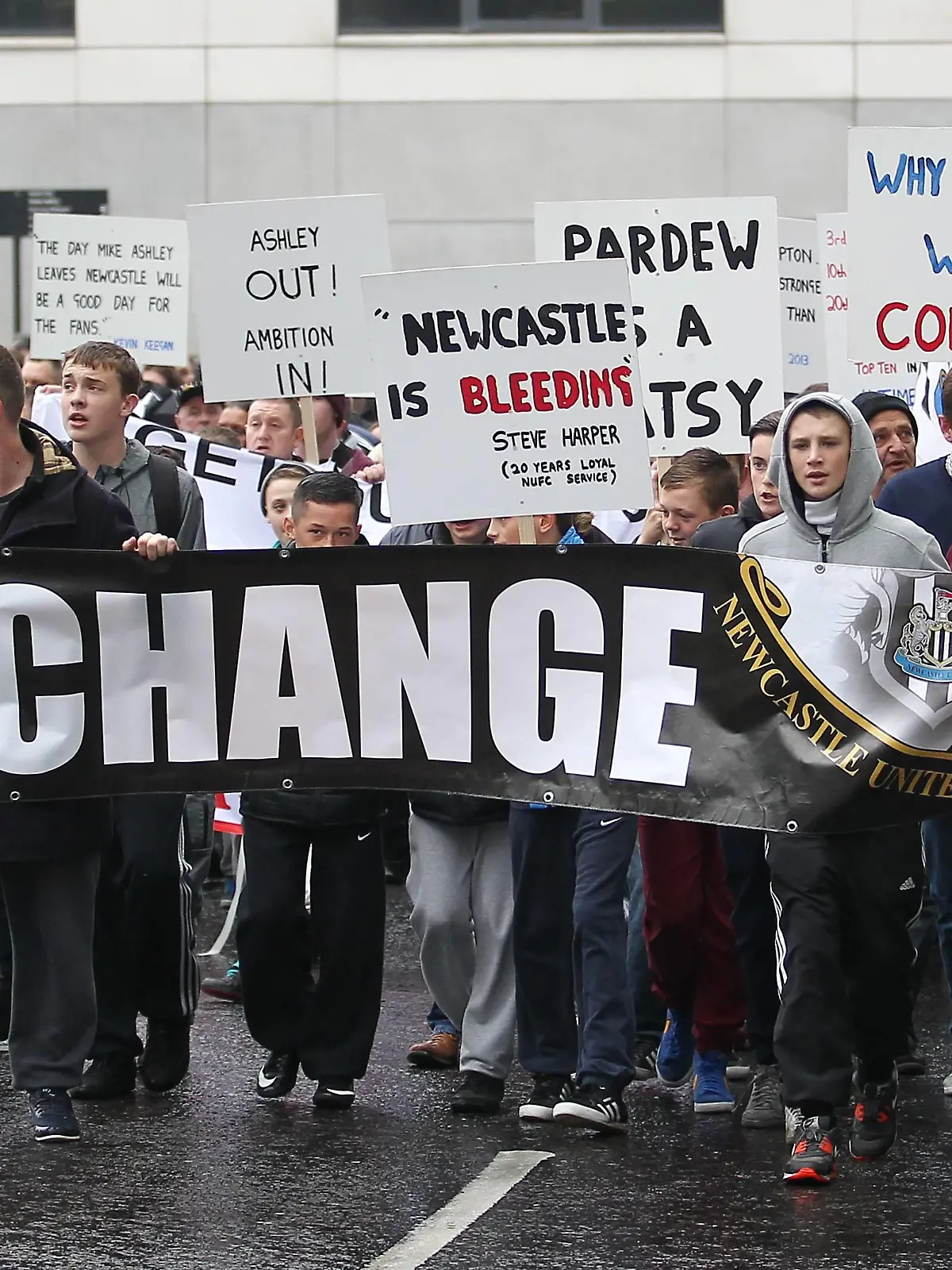 Bildnummer: 14803533  Datum: 19.10.2013  Copyright: imago/BPINewcastle United fans protest against owner Mike Ashley before the game BPI_MW_Newc_Livepool_04.jpg PUBLICATIONxNOTxINxUKxFRAxNEDxESPxSWExPOLxCHNxJPN ; Fussball England 2014 Demo Fandemo xsp x0x 2013 quer premiumd Image number 14803533 date 19 10 2013 Copyright imago BPI Newcastle United supporters Protest Against Owner Mike Ashley Before The Game  jpg PUBLICATIONxNOTxINxUKxFRAxNEDxESPxSWExPOLxCHNxJPN Football England 2014 Demonstration Fandemo  x0x 2013 horizontal premiumd  