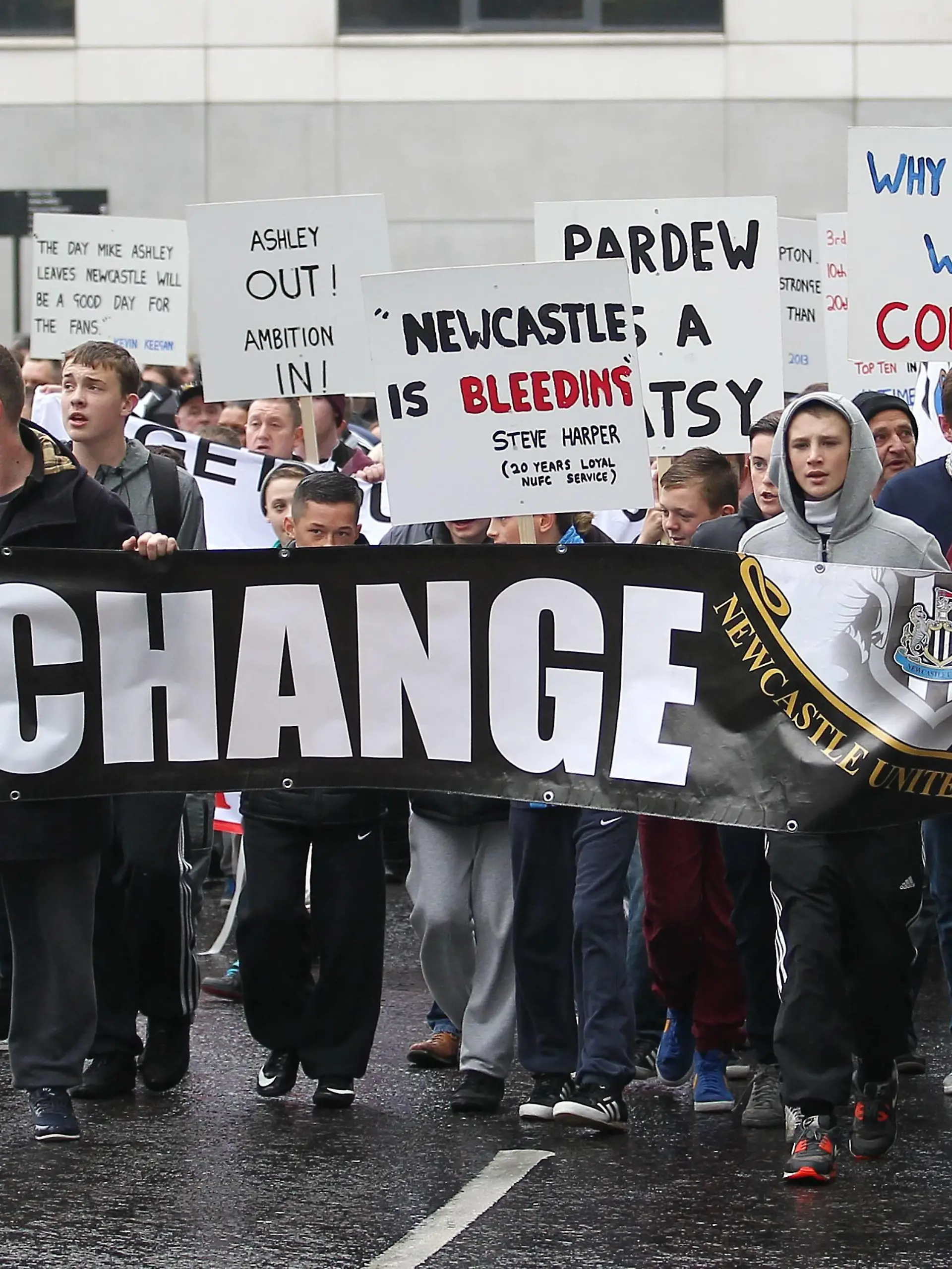 Bildnummer: 14803533  Datum: 19.10.2013  Copyright: imago/BPINewcastle United fans protest against owner Mike Ashley before the game BPI_MW_Newc_Livepool_04.jpg PUBLICATIONxNOTxINxUKxFRAxNEDxESPxSWExPOLxCHNxJPN ; Fussball England 2014 Demo Fandemo xsp x0x 2013 quer premiumd Image number 14803533 date 19 10 2013 Copyright imago BPI Newcastle United supporters Protest Against Owner Mike Ashley Before The Game  jpg PUBLICATIONxNOTxINxUKxFRAxNEDxESPxSWExPOLxCHNxJPN Football England 2014 Demonstration Fandemo  x0x 2013 horizontal premiumd  