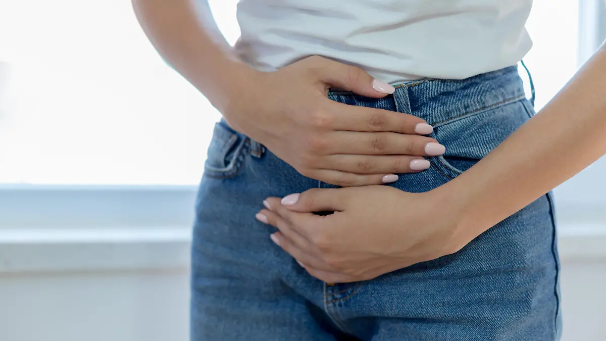 Darmprobleme: Frau hält sich den Bauch