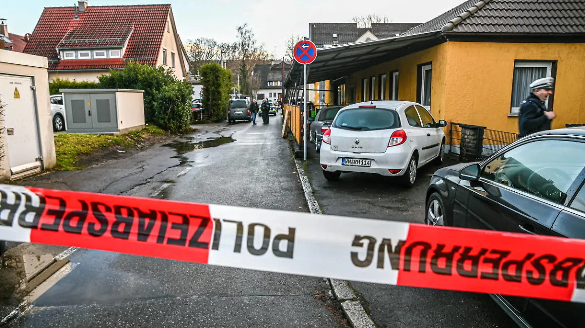 Gewalttat in Schorndorf, 21.12.2022. Baden-Württemberg, Schorndorf: Zahlreiche Einsatzkräfte sind nach einer tödlichen Gewalttat in Schorndorf Rems-Murr-Kreis im Einsatz. Nach ersten Informationen aus Sicherheitskreisen handelt es sich bei den Toten um den mutmaßlichen Täter und eine Frau. Schorndorf Baden-Württemberg Deutschland Schorndorf *** Violent act in Schorndorf, 21 12 2022 Baden Württemberg, Schorndorf Numerous emergency forces are in action after a fatal violent act in Schorndorf Rems Murr district According to initial information from security circles, the dead are the alleged perpetrator and a woman Schorndorf Baden Württemberg Germany Schorndorf Copyright: x xonw-imagesx/xMariusxBullingx