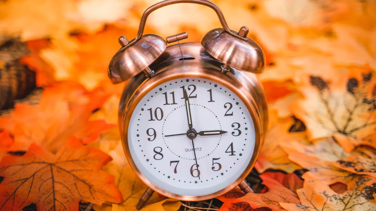 25 August 2022: Symbolic image time change from daylight saving time to winter time. Change clock *** Symbolbild Zeitumstellung von Sommerzeit auf Winterzeit. Uhr umstellen