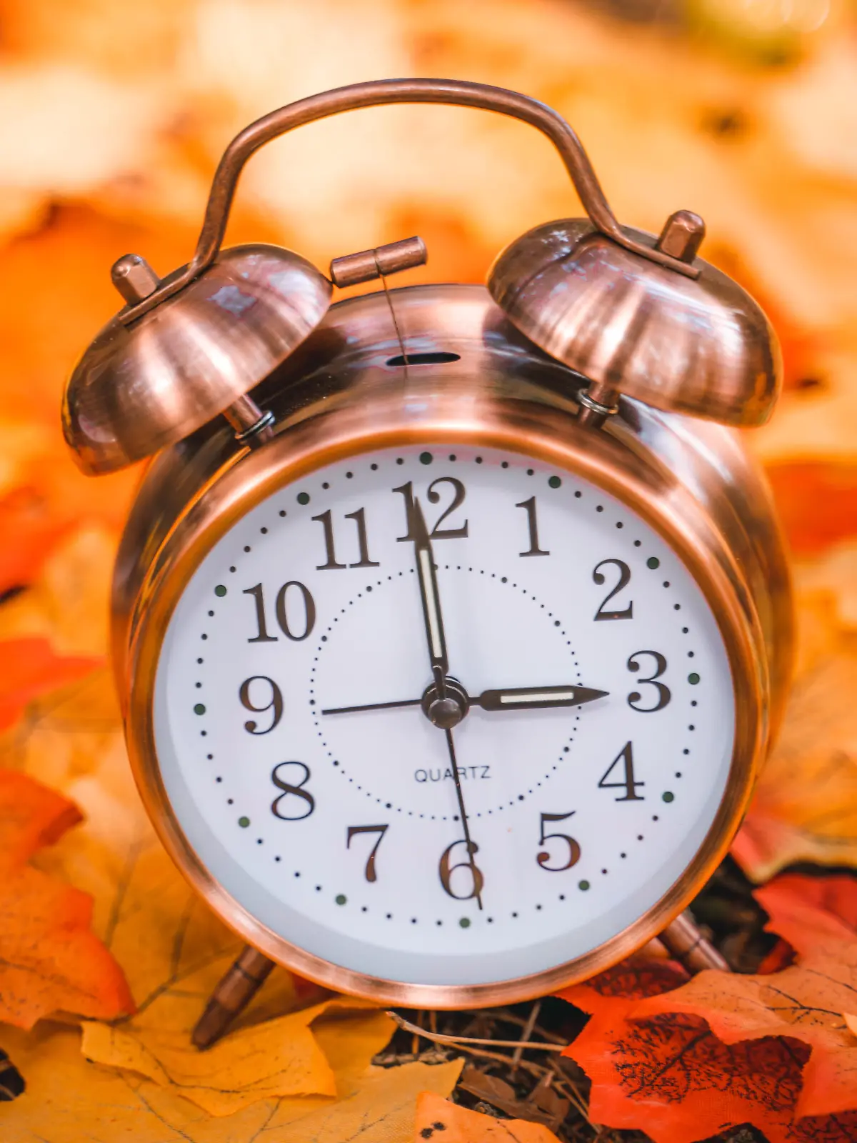 25 August 2022: Symbolic image time change from daylight saving time to winter time. Change clock *** Symbolbild Zeitumstellung von Sommerzeit auf Winterzeit. Uhr umstellen