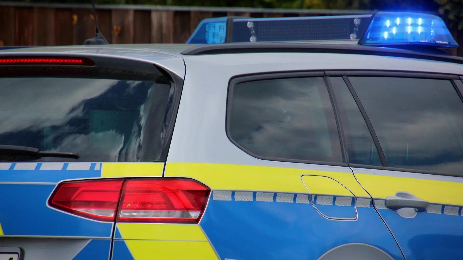 Symbolbilder / Themenbilder: Polizei, Rettungsdienst, Feuerwehr Feuerwehr, Rettungsdienst, Polizei, Einsatz, Blaulicht, Notfall, Feuer, Brand, Notruf, Einsatzstelle, Hilfe, Notarzt, NEF, Notarzteinsatzfahrzeug, Notarzteinsatz, Einsatz, Feuerwehr, Arzt, Rettungswagen, RTW, Krankenhaus, Berufsfeuerwehr, 112, Blaulicht, Einsatzfahrt, Erste Hilfe, Europa, Deutschland, Unfall, Medizinischer Notfall, Fahrzeug, Notfallsanitäter, Sanitäter, Rettungsasisstent, Retter, Rettung, Notdienst, Personenschaden, Schlaganfall, Herzinfarkt, Verkehrsunfall, Feuer, Brand, Autobahn, Innenstadt, Gesellschaft, Notruf, Hilfe, Blutdruck, Blutzucker, Unterzuckerung, Corona, Covid19, Coronapandemie, Festnahme, Demonstration, Demo, Kundgebung Intensivstation, Verlegung, Schlägerei, Polizei, Verkehrsunfall, Autobahn, Intensivverlegung, Überfall, Salzgitter, Hannov Copyright: xMartinxDziadekx