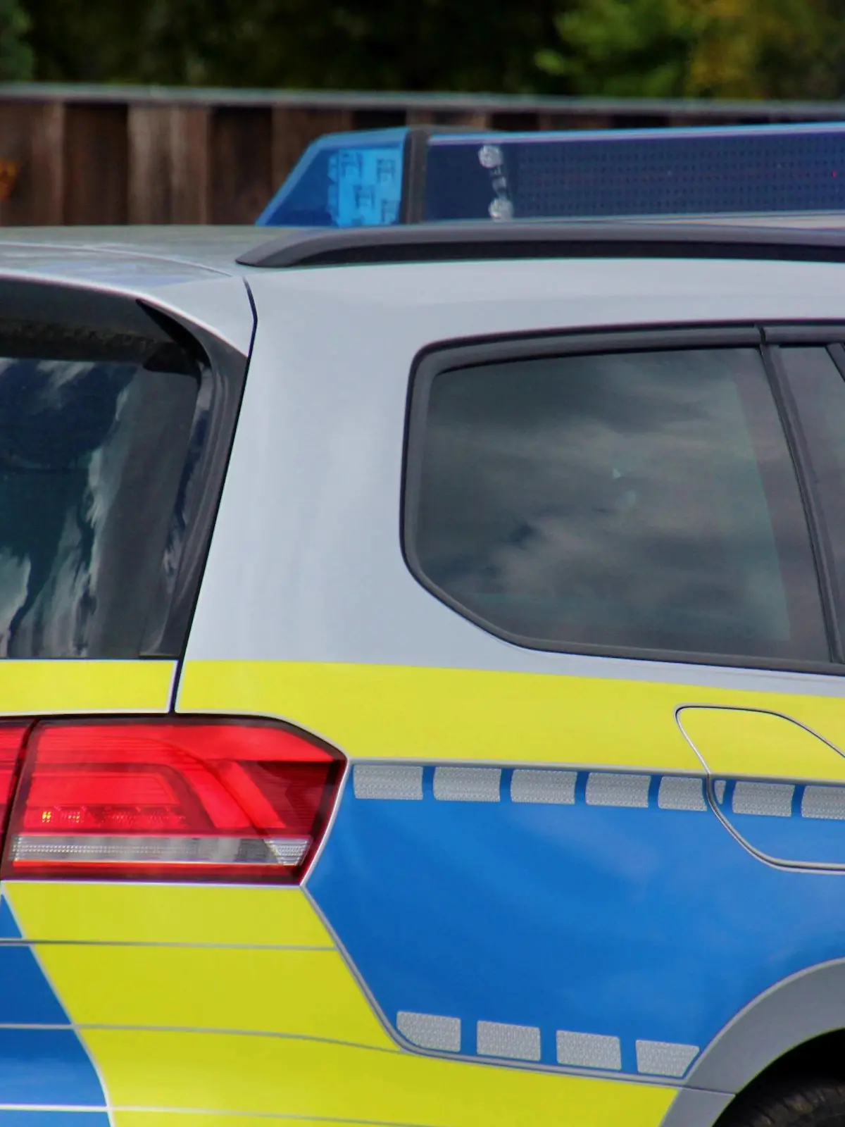  Symbolbilder / Themenbilder: Polizei, Rettungsdienst, Feuerwehr Feuerwehr, Rettungsdienst, Polizei, Einsatz, Blaulicht, Notfall, Feuer, Brand, Notruf, Einsatzstelle, Hilfe, Notarzt, NEF, Notarzteinsatzfahrzeug, Notarzteinsatz, Einsatz, Feuerwehr, Arzt, Rettungswagen, RTW, Krankenhaus, Berufsfeuerwehr, 112, Blaulicht, Einsatzfahrt, Erste Hilfe, Europa, Deutschland, Unfall, Medizinischer Notfall, Fahrzeug, Notfallsanitäter, Sanitäter, Rettungsasisstent, Retter, Rettung, Notdienst, Personenschaden, Schlaganfall, Herzinfarkt, Verkehrsunfall, Feuer, Brand, Autobahn, Innenstadt, Gesellschaft, Notruf, Hilfe, Blutdruck, Blutzucker, Unterzuckerung, Corona, Covid19, Coronapandemie, Festnahme, Demonstration, Demo, Kundgebung Intensivstation, Verlegung, Schlägerei, Polizei, Verkehrsunfall, Autobahn, Intensivverlegung, Überfall, Salzgitter, Hannov Copyright: xMartinxDziadekx