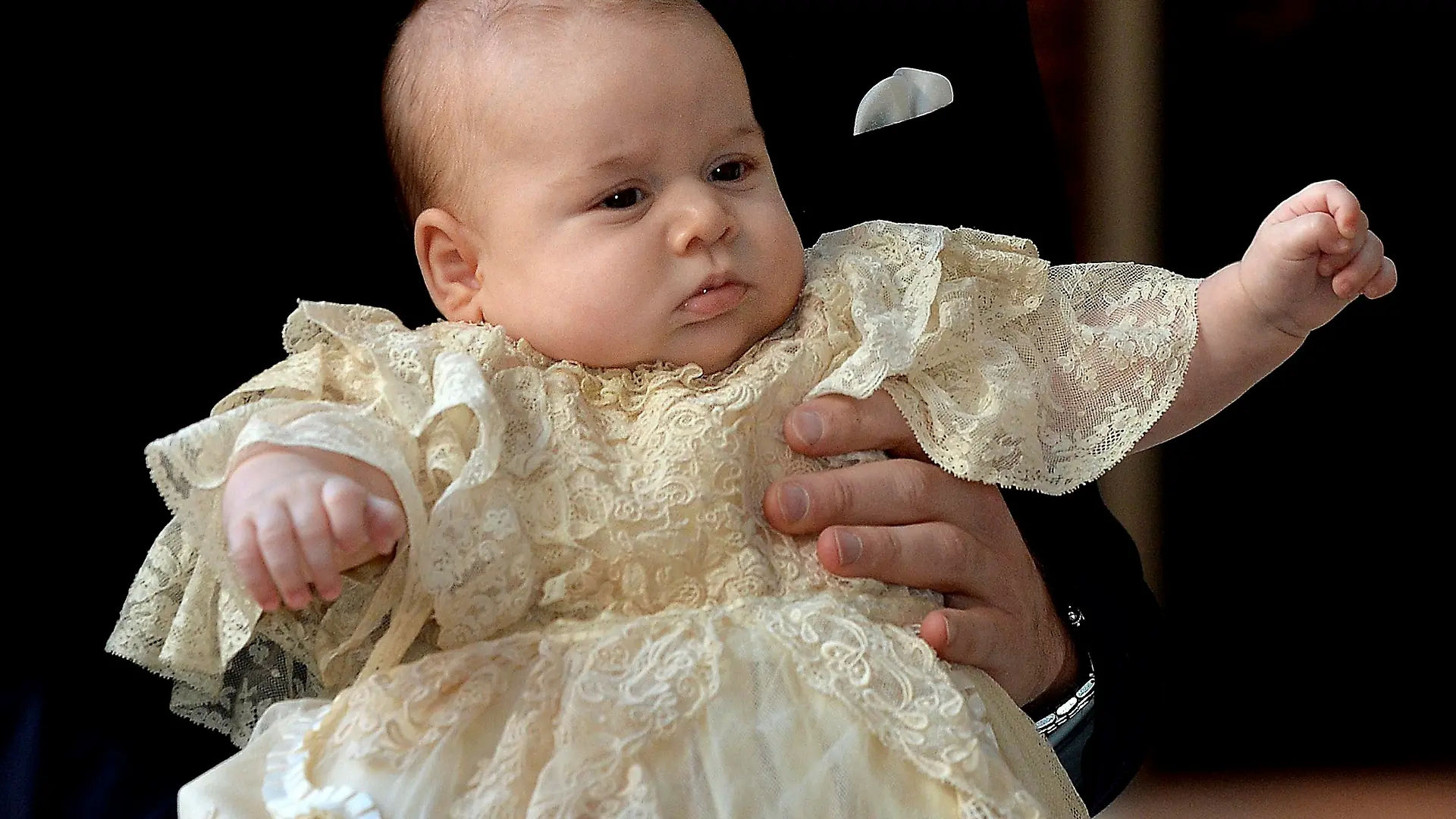 Britain's Prince William carries his son Prince George as they arrive for his son's christening at St James's Palace in London October 23, 2013. REUTERS/John Stillwell/pool (BRITAIN - Tags: ROYALS ENTERTAINMENT SOCIETY TPX IMAGES OF THE DAY)