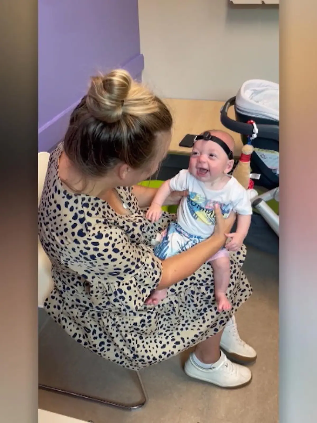 Seien Sie in diesem Video mit dabei, wenn der kleine Bowen zum ersten Mal die Stimme seiner Mutter Cori hört. Er ist taub zur Welt gekommen – ein spezielles Hörgerät soll ihm aber helfen. Das Besondere: Es handelt sich hierbei um ein Knochenleitungshörgerät, das Vibration auf dem Schädelknochen erzeugt, um ihn endlich hören zu lassen.
