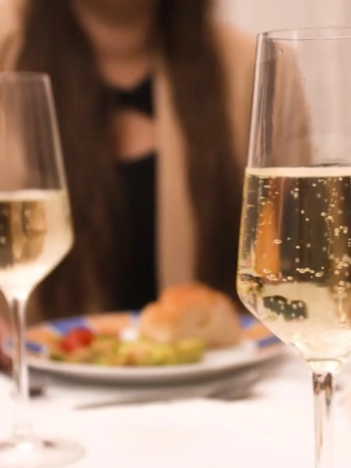 An Festtagen oder zu besonderen Anlässen trinkt man gerne mal ein Gläschen Sekt schon am frühen Morgen. Da schlägt der Sekt dann richtig rein. Stimmt das wirklich?
