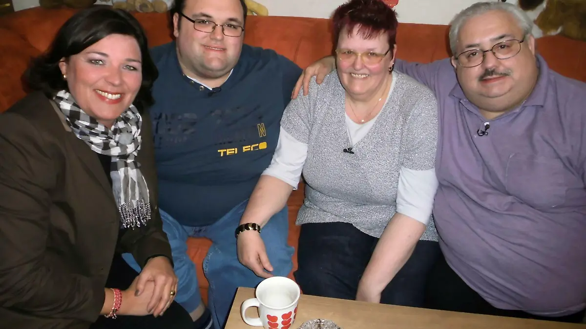 Bei Lutz (re.) und Birgit (2.v.re.), den fröhlichen Eltern von Rheinländer Ingo (2.v.li.) ist selbst nach 20 Jahren Ehe noch Platz für Schmetterlinge im Bauch und sie werden von Vera Int-Veen (li.) mit einer bezaubernden Hochzeitsreise überrascht.