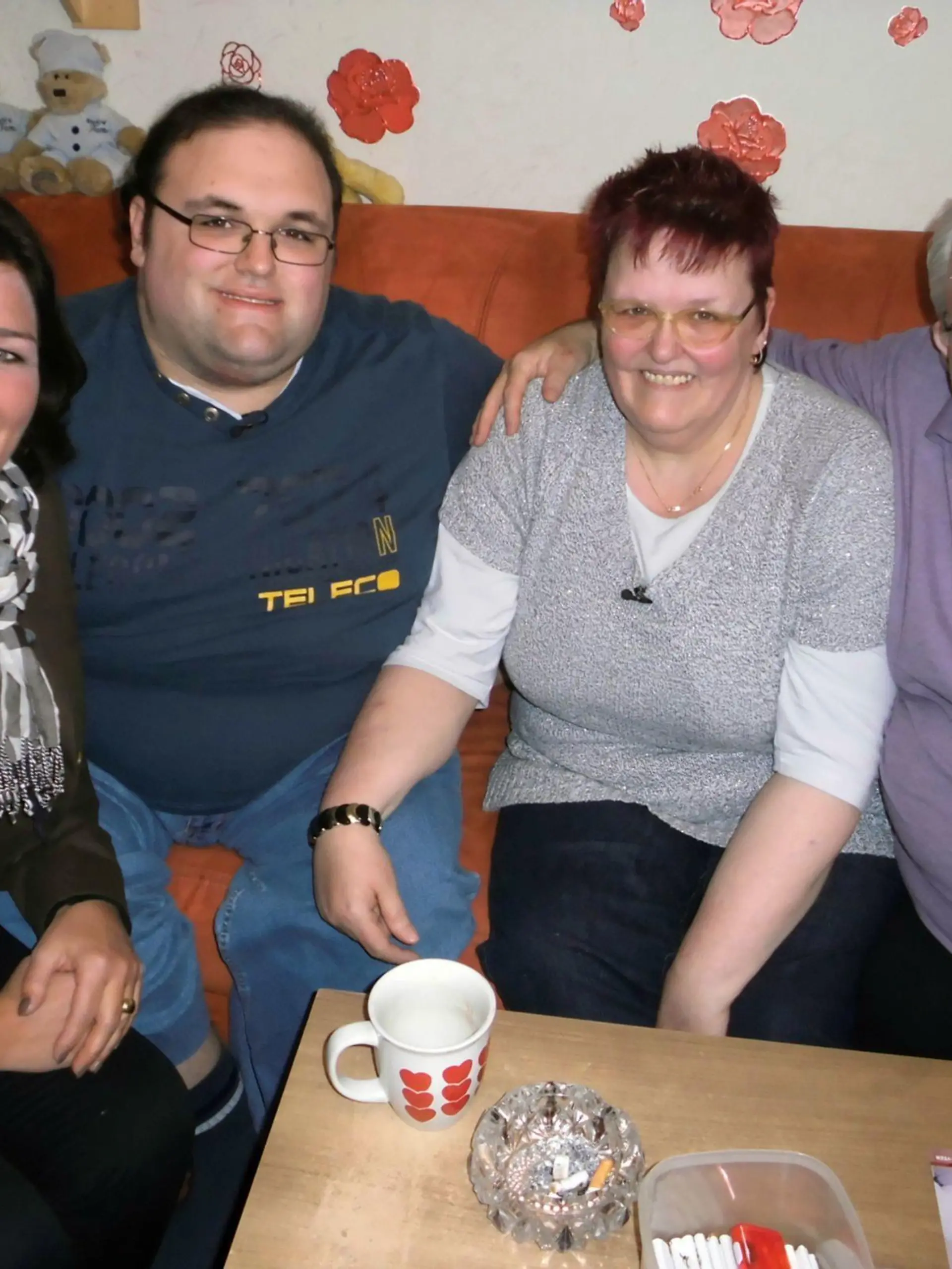 Bei Lutz (re.) und Birgit (2.v.re.), den fröhlichen Eltern von Rheinländer Ingo (2.v.li.) ist selbst nach 20 Jahren Ehe noch Platz für Schmetterlinge im Bauch und sie werden von Vera Int-Veen (li.) mit einer bezaubernden Hochzeitsreise überrascht.