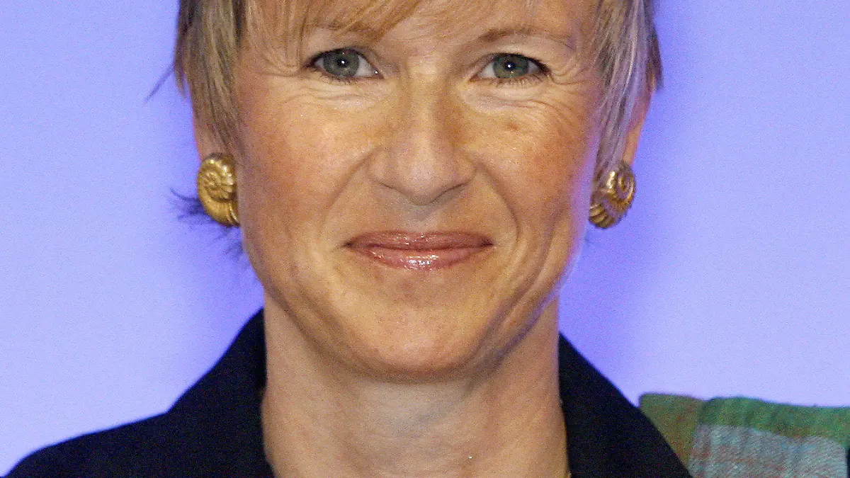 ARCHIV - Hauptaktionärin Susanne Klatten schaut am 11.05.2009 auf der Hauptversammlung von Altana in Duisburg in die Runde. Sie gilt als reichste Frau Deutschlands: Die Milliardärin Susanne Klatten, die am 28. April 50 Jahre alt wird. Als Großaktionärin und Aufsichtsrätin lenkt sie mit die Geschicke des Autobauers BMW und des Chemieunternehmens Altana. Foto: Roland Weihrauch dpa/lhe (zu dpa "Öffentlichkeitsscheue Milliardärin - Susanne Klatten wird 50")  +++(c) dpa - Bildfunk+++