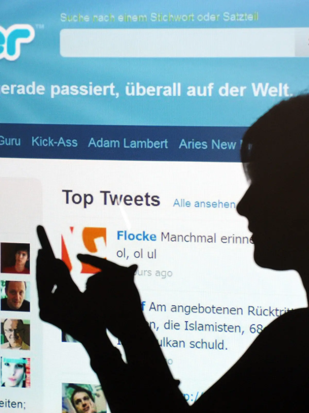 ILLUSTRATION - ARCHIV - Der Schatten einer Jugendlichen mit einem Handy ist vor der Internetseite des Kurzmeldungsdienstes Twitter zu sehen, aufgenommen am 26.04.2010. Der Kurzmitteilungsdienst Twitter könnte nach Erkenntnissen britischer Wissenschaftler als Seismometer für gesellschaftliche Stimmungen dienen. Die Forscher haben in einer in Lyon vorgestellten Studie herausgefunden, dass sich im Oktober 2010 und im Sommer 2011 jeweils eine Welle aus Wut und Ärger unter den britischen Twitterern verbreitete. Foto: Armin Weigel dpa (zu dpa 0419 vom 18.04.2012)  +++(c) dpa - Bildfunk+++