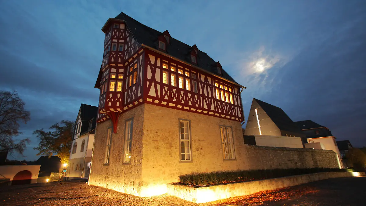 Das Bischofshaus auf dem Areal der alten Vikarie gegenüber dem Limburger Dom, aufgenommen am 21.10.2013 in Limburg an der Lahn (Hessen). Im Vatikan kommt es zu der mit Spannung erwarteten Begegnung des Limburger Bischofs Tebartz-van Elst mit Papst Franziskus. Nach Angaben eines Limburger Bistumssprechers wird dem Bischof eine Audienz gewährt. Foto: Fredrik von Erichsen/dpa +++(c) dpa - Bildfunk+++