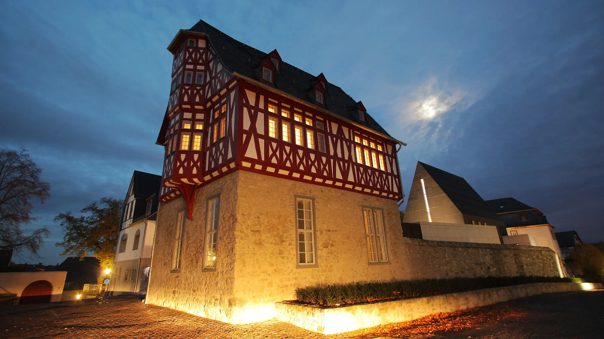 Das Bischofshaus auf dem Areal der alten Vikarie gegenüber dem Limburger Dom, aufgenommen am 21.10.2013 in Limburg an der Lahn (Hessen). Im Vatikan kommt es zu der mit Spannung erwarteten Begegnung des Limburger Bischofs Tebartz-van Elst mit Papst Franziskus. Nach Angaben eines Limburger Bistumssprechers wird dem Bischof eine Audienz gewährt. Foto: Fredrik von Erichsen/dpa +++(c) dpa - Bildfunk+++