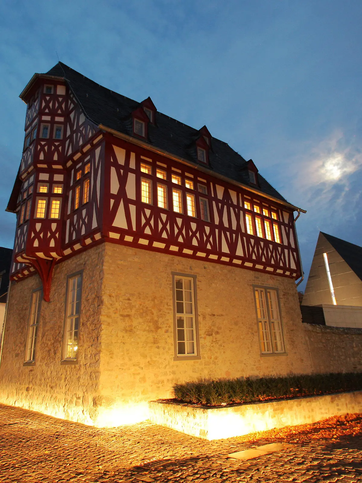 Das Bischofshaus auf dem Areal der alten Vikarie gegenüber dem Limburger Dom, aufgenommen am 21.10.2013 in Limburg an der Lahn (Hessen). Im Vatikan kommt es zu der mit Spannung erwarteten Begegnung des Limburger Bischofs Tebartz-van Elst mit Papst Franziskus. Nach Angaben eines Limburger Bistumssprechers wird dem Bischof eine Audienz gewährt. Foto: Fredrik von Erichsen/dpa +++(c) dpa - Bildfunk+++