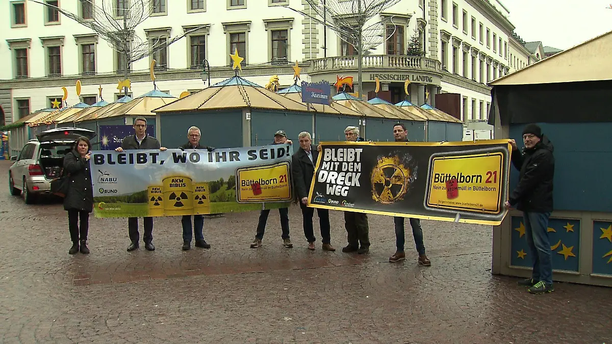 Anhänger der Bürgerinitiative "Büttelborn21" vor dem Wiesbadener Landtag.