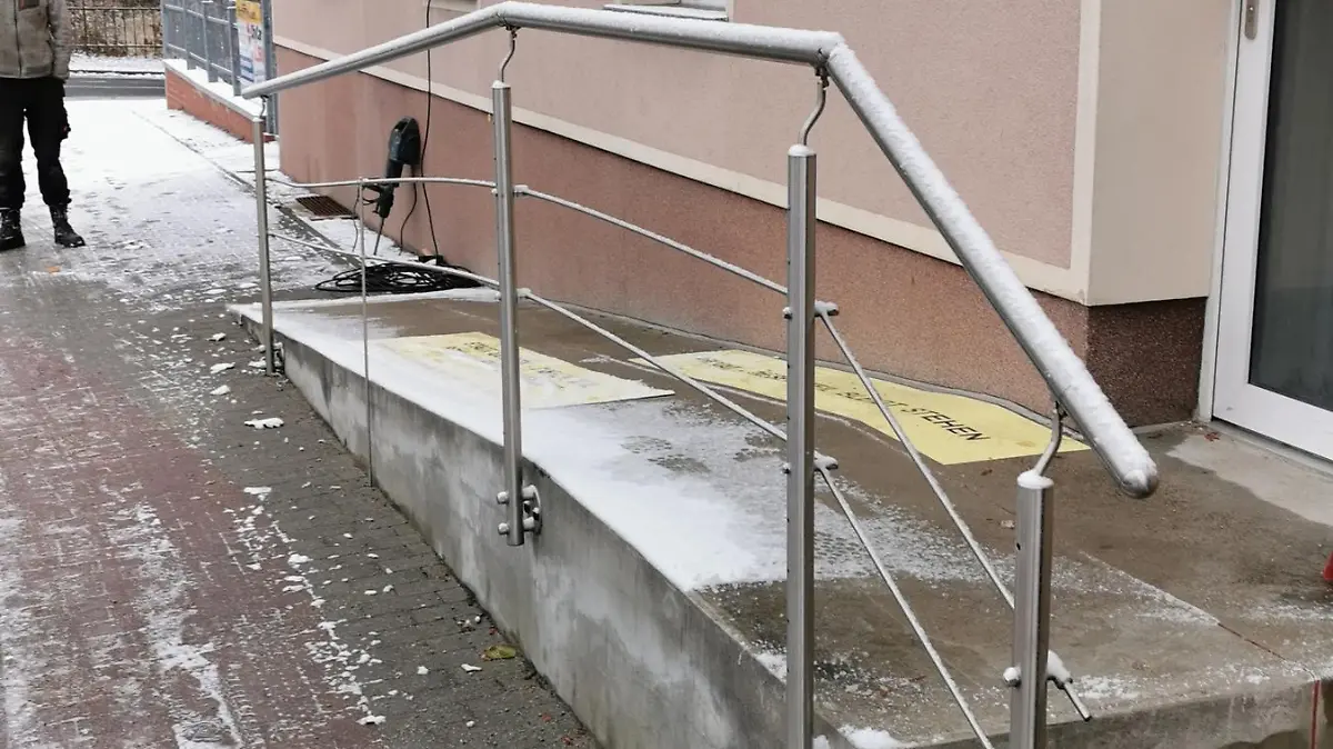 Diese barrierefreie Rampe vor der Arztpraxis wurde jetzt abgerissen.