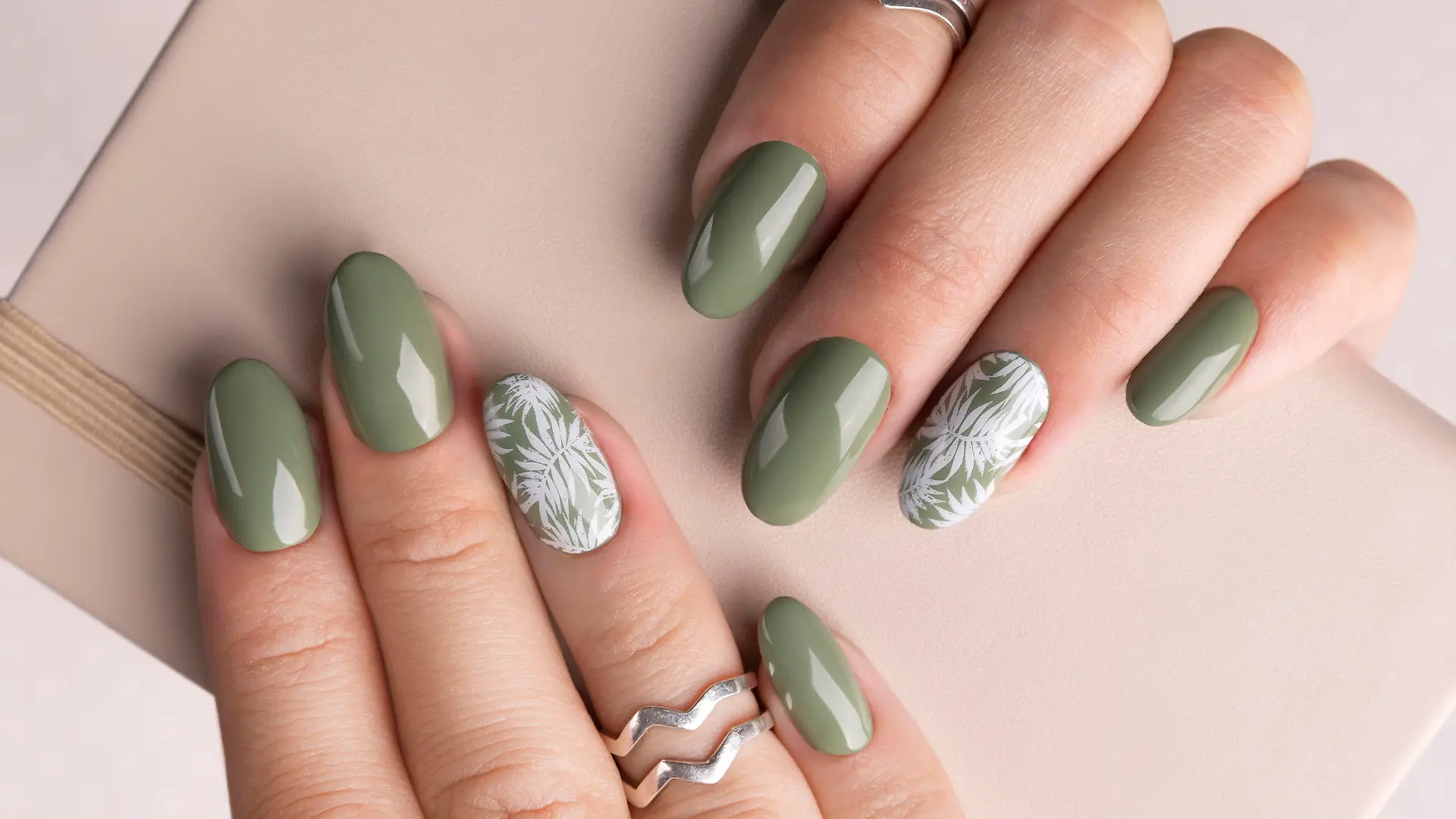 Nagel-Design in der Trendfarbe Grün.