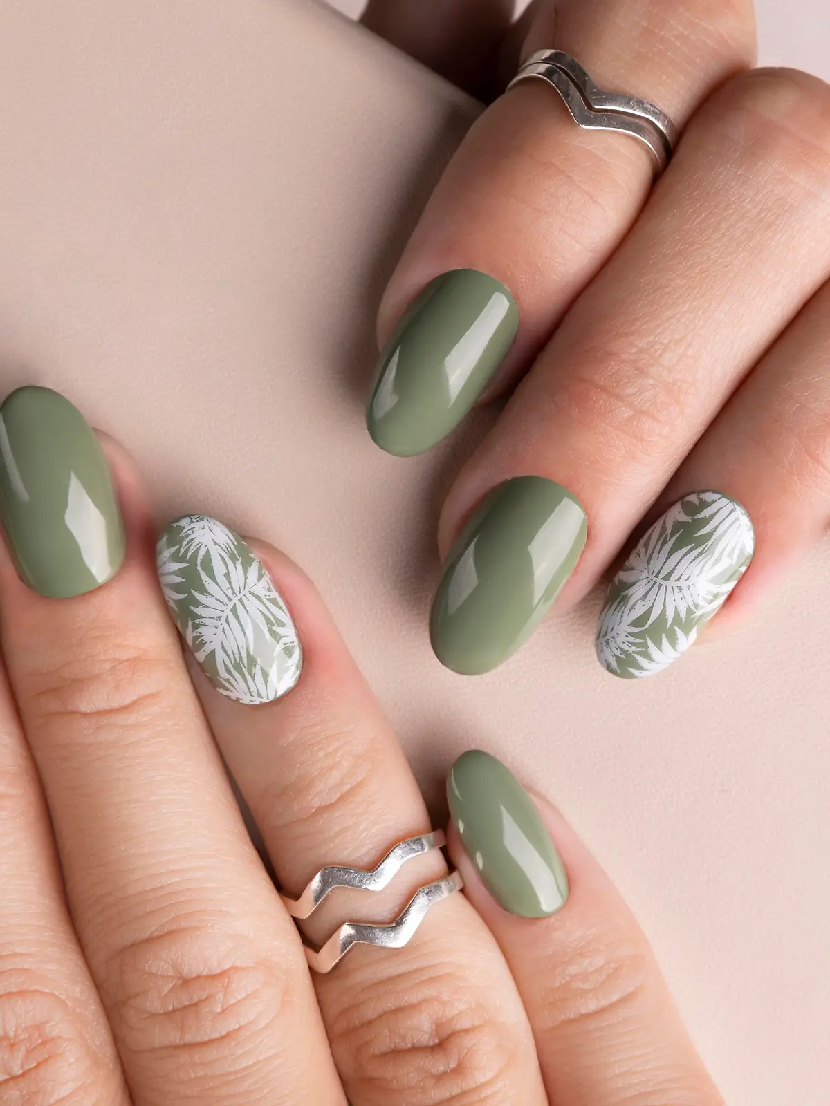 Nagel-Design in der Trendfarbe Grün.