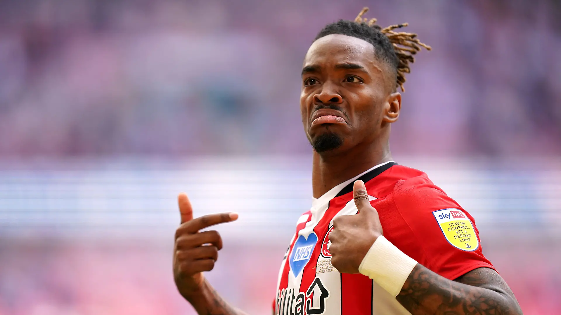 ARCHIV - 29.05.2021, Großbritannien, London: Fußball: EFL Championship, Playoffs, Finale, Brentford - Swansea City: Ivan Toney von Brentford freut sich nach dem ersten Tor seiner Mannschaft. Gegen Toney gibt es Vorwürfe weiterer Vergehen gegen Wettregeln. (zu dpa: «FA: Brentford-Stürmer Toney mit weiteren Vergehen gegen Wettregeln») Foto: Mike Egerton/Press Association/dpa +++ dpa-Bildfunk +++