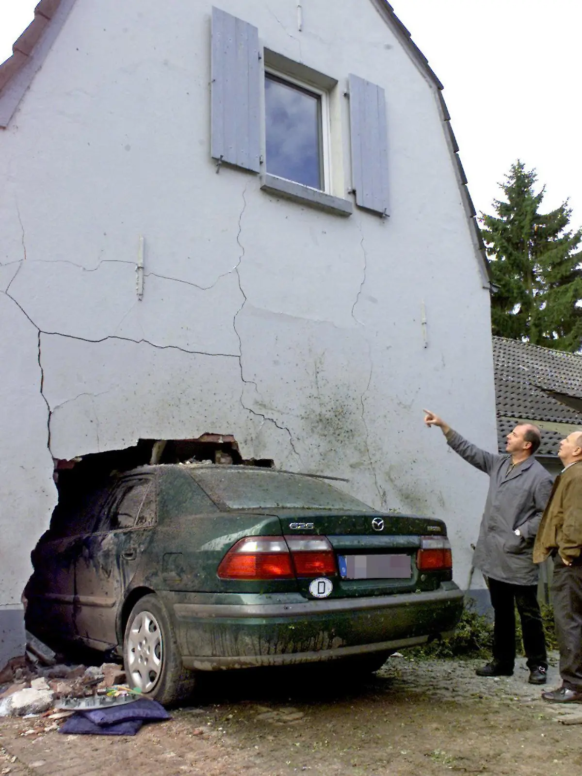 Passanten betrachten am 17.9.2001 im niederrheinischen Goch (Kreis Kleve) ein Kraftfahrzeug, mit dem ein Betrunkener am Abend des 16.9. eine Hauswand durchbrochen hatte. Bei dem Unfall wurden der Fahrer, seine Tochter sowie drei Hausbewohner zum Teil schwer verletzt. Der 37-JÃ¤hrige war mit seinem Auto in einer Rechtskurve von der regennassen Fahrbahn abgekommen und kam erst im Wohnzimmer des Hauses zum Stehen. Das Ehepaar im Haus wurde dabei schwer verletzt, die 17-jÃ¤hrige Tochter im Obergeschoss erlitt leichte Verletzungen. Der Autofahrer und seine fÃ¼nfjÃ¤hrige Tochter schwebten am Morgen des 17.9. noch in Lebensgefahr. FÃ¼r das Haus besteht Einsturzgefahr, das Auto konnte noch nicht geborgen werden. Es entstand ein Sachschaden von rund 250000 Mark.