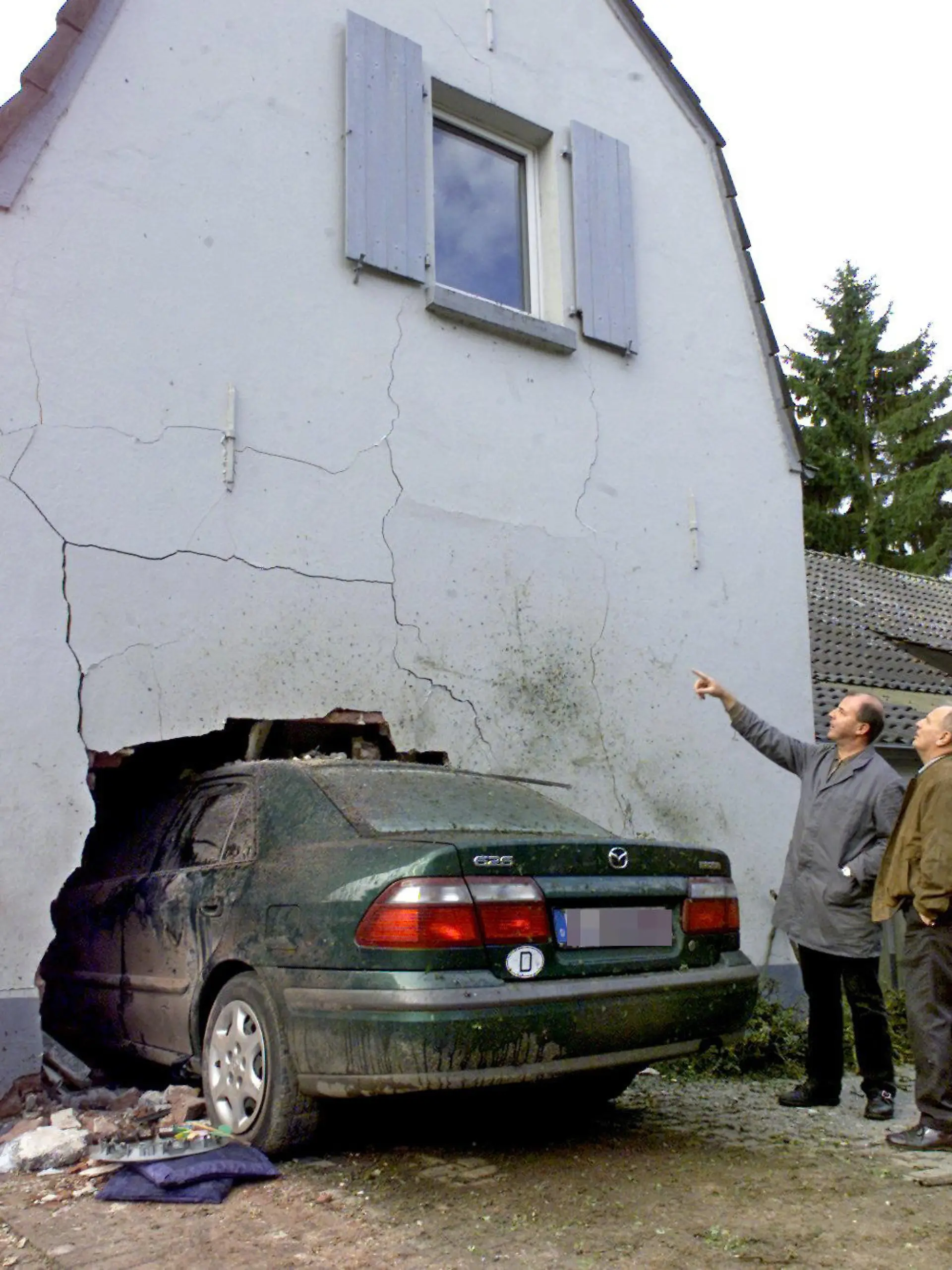 Passanten betrachten am 17.9.2001 im niederrheinischen Goch (Kreis Kleve) ein Kraftfahrzeug, mit dem ein Betrunkener am Abend des 16.9. eine Hauswand durchbrochen hatte. Bei dem Unfall wurden der Fahrer, seine Tochter sowie drei Hausbewohner zum Teil schwer verletzt. Der 37-JÃ¤hrige war mit seinem Auto in einer Rechtskurve von der regennassen Fahrbahn abgekommen und kam erst im Wohnzimmer des Hauses zum Stehen. Das Ehepaar im Haus wurde dabei schwer verletzt, die 17-jÃ¤hrige Tochter im Obergeschoss erlitt leichte Verletzungen. Der Autofahrer und seine fÃ¼nfjÃ¤hrige Tochter schwebten am Morgen des 17.9. noch in Lebensgefahr. FÃ¼r das Haus besteht Einsturzgefahr, das Auto konnte noch nicht geborgen werden. Es entstand ein Sachschaden von rund 250000 Mark.