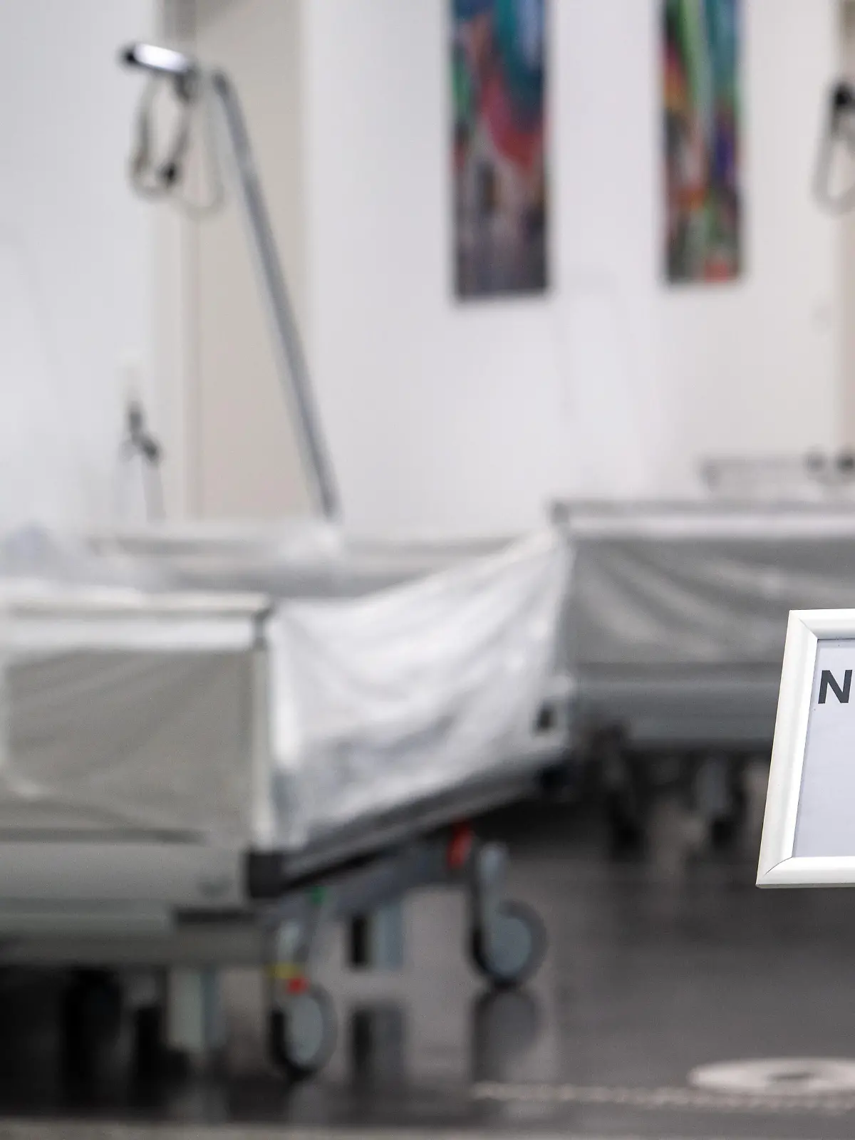 Patientenbetten stehen im Krankenhaus vor der Notaufnahme. Die steigenden Energiekosten stellen die Krankenhäuser im Südwesten vor große Probleme.