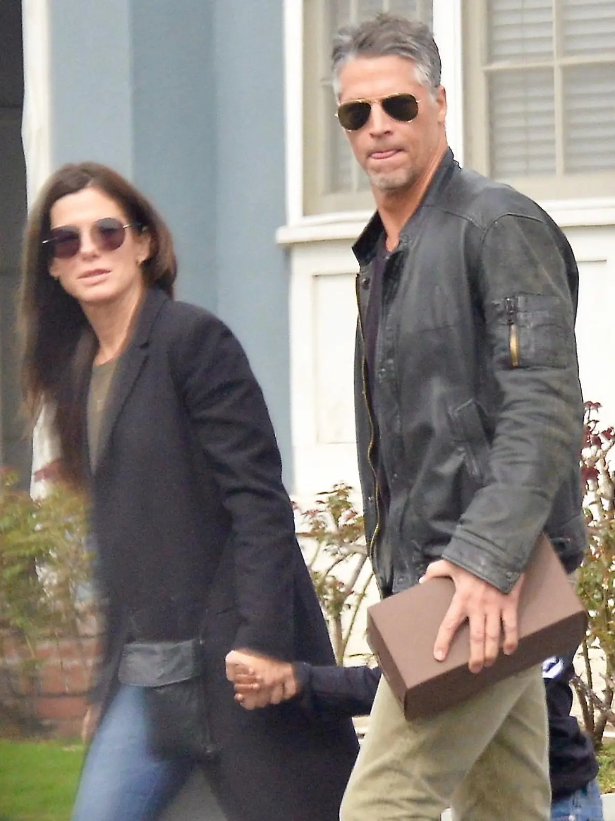 Sandra Bullock mit Freund Bryan Randall und Adoptivsohn Louis auf dem Weg zum Eggy Toy Store in West Hollywood / 040316
