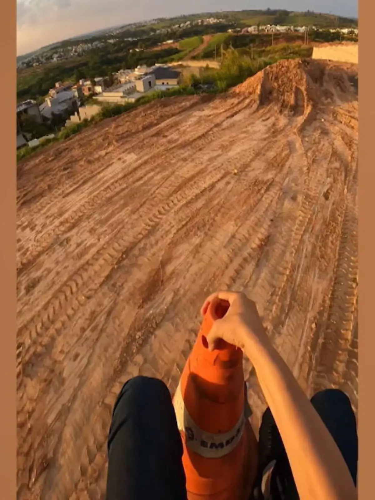 Sich das innere Kind beizubehalten hilft einem dabei, leichtfüßiger und mit mehr Spaß durchs Leben zu gehen - das hat sich auch dieser Mann gedacht, der mit einem motorisierten Paraglider durch die Gegend segelt. Als würde das nicht schon ausreichen, um unser jüngeres Ich zu beflügeln, legt er noch eine Schippe drauf – und nimmt im Flug eine Pylone mit den Füßen mit.