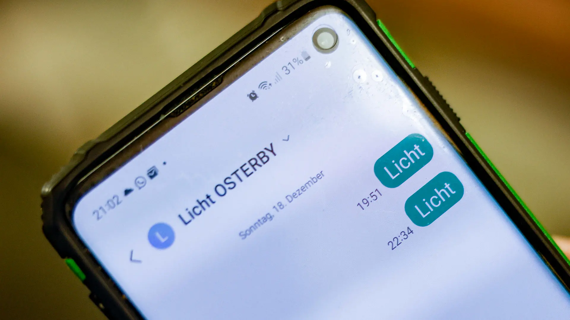 PRODUKTION - 19.12.2022, Schleswig-Holstein, Osterby: Mit einem Smartphone ist die Nachricht ·Licht· an einen SMS-Service geschickt worden. Das Dorf spart Strom mit einer außergewöhnlichen "Licht an"-Idee. In Osterby wird die Straßenbeleuchtung samt Weihnachtslichtern von 22:30 Uhr bis 05:00 Uhr komplett ausgestellt. Diese Maßnahme soll helfen, Energiekosten einzusparen. Damit aber die Anwohner oder auch Besucher während dieser Zeit nicht im dunkeln gehen oder den Hund ausführen müssen, gibt es vor Ort einen ganz besonderen SMS-Service. Das Wort "Licht" an eine dafür vorgesehene Nummer schreiben und in wenigen Sekunden gehen alle Laternen für rund 15 Minuten an. Foto: Axel Heimken/dpa +++ dpa-Bildfunk +++