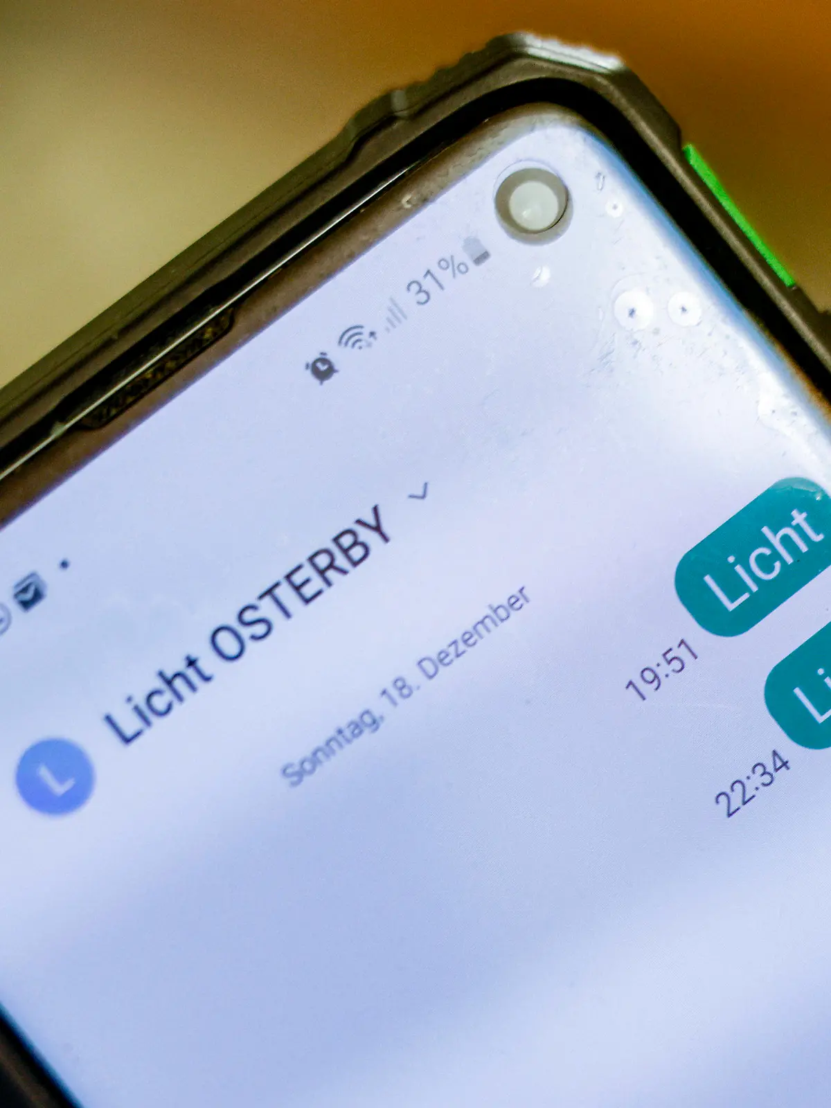 PRODUKTION - 19.12.2022, Schleswig-Holstein, Osterby: Mit einem Smartphone ist die Nachricht ·Licht· an einen SMS-Service geschickt worden. Das Dorf spart Strom mit einer außergewöhnlichen "Licht an"-Idee. In Osterby wird die Straßenbeleuchtung samt Weihnachtslichtern von 22:30 Uhr bis 05:00 Uhr komplett ausgestellt. Diese Maßnahme soll helfen, Energiekosten einzusparen. Damit aber die Anwohner oder auch Besucher während dieser Zeit nicht im dunkeln gehen oder den Hund ausführen müssen, gibt es vor Ort einen ganz besonderen SMS-Service. Das Wort "Licht" an eine dafür vorgesehene Nummer schreiben und in wenigen Sekunden gehen alle Laternen für rund 15 Minuten an. Foto: Axel Heimken/dpa +++ dpa-Bildfunk +++