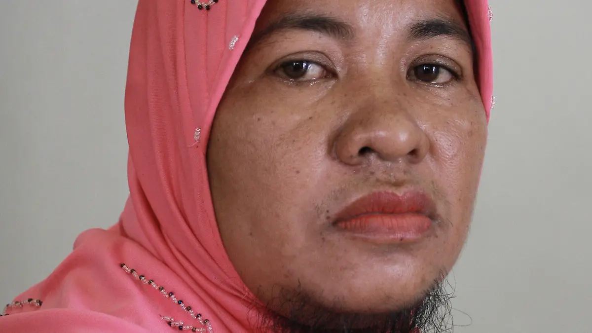 Honorarabsprache! Nicht schön, aber selten: Agustina Dorman ist stolz auf ihren Bart. - ***EXCLUSIVE*** BINTAN ISLAND, INDONESIA - UNDATED: Agustina Dorman, a woman with a bushy beard pictured in Bintan Island, Indonesia. A WOMAN who began sprouting thick facial hair after the birth of her child says she no longer wants to hide away. Indonesian Agustina Dorman, 38, first noticed the beard growth when she was 25, days after the birth of her first child. Ever since she has hidden her face under a hijab whenever outside in her village Penaga village, Indonesia. But the brave woman has finally decided to ditch the clothing and accept her condition. Agustina Dorman keep beard that has been growing for 19 years. She worried about the beard cutting will cause him pain and aggravate her future. Samin, 40 years, husband Agustina Dorman, felt uncomfortable with his wife's beard. Samin still love to Agustina Dorman. 