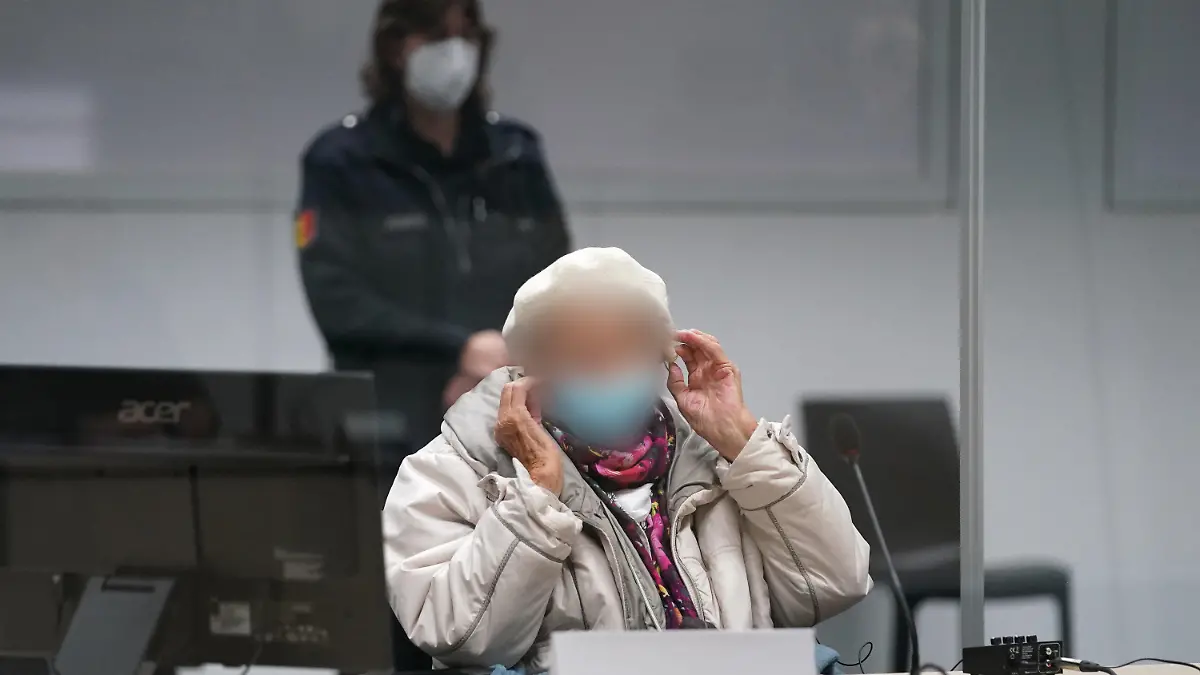 06.12.2022, Schleswig-Holstein, Itzehoe: Die Angeklagte Irmgard F. sitzt zu Beginn des Prozesstages im Sitzungssaal. Der Prozess gegen die ehemalige KZ-Sekretärin vor dem Landgericht Itzehoe wird mit dem Plädoyer der Verteidigung fortgesetzt. Der 97-Jährigen wird Beihilfe zum Mord in über 11.000 Fällen zur Last gelegt. Foto: Marcus Brandt/dpa POOL/dpa - ACHTUNG: Die Angeklagte wurde aus rechtlichen Gründen gepixelt +++ dpa-Bildfunk +++