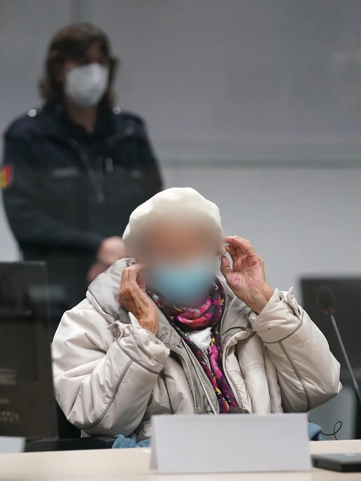06.12.2022, Schleswig-Holstein, Itzehoe: Die Angeklagte Irmgard F. sitzt zu Beginn des Prozesstages im Sitzungssaal. Der Prozess gegen die ehemalige KZ-Sekretärin vor dem Landgericht Itzehoe wird mit dem Plädoyer der Verteidigung fortgesetzt. Der 97-Jährigen wird Beihilfe zum Mord in über 11.000 Fällen zur Last gelegt. Foto: Marcus Brandt/dpa POOL/dpa - ACHTUNG: Die Angeklagte wurde aus rechtlichen Gründen gepixelt +++ dpa-Bildfunk +++
