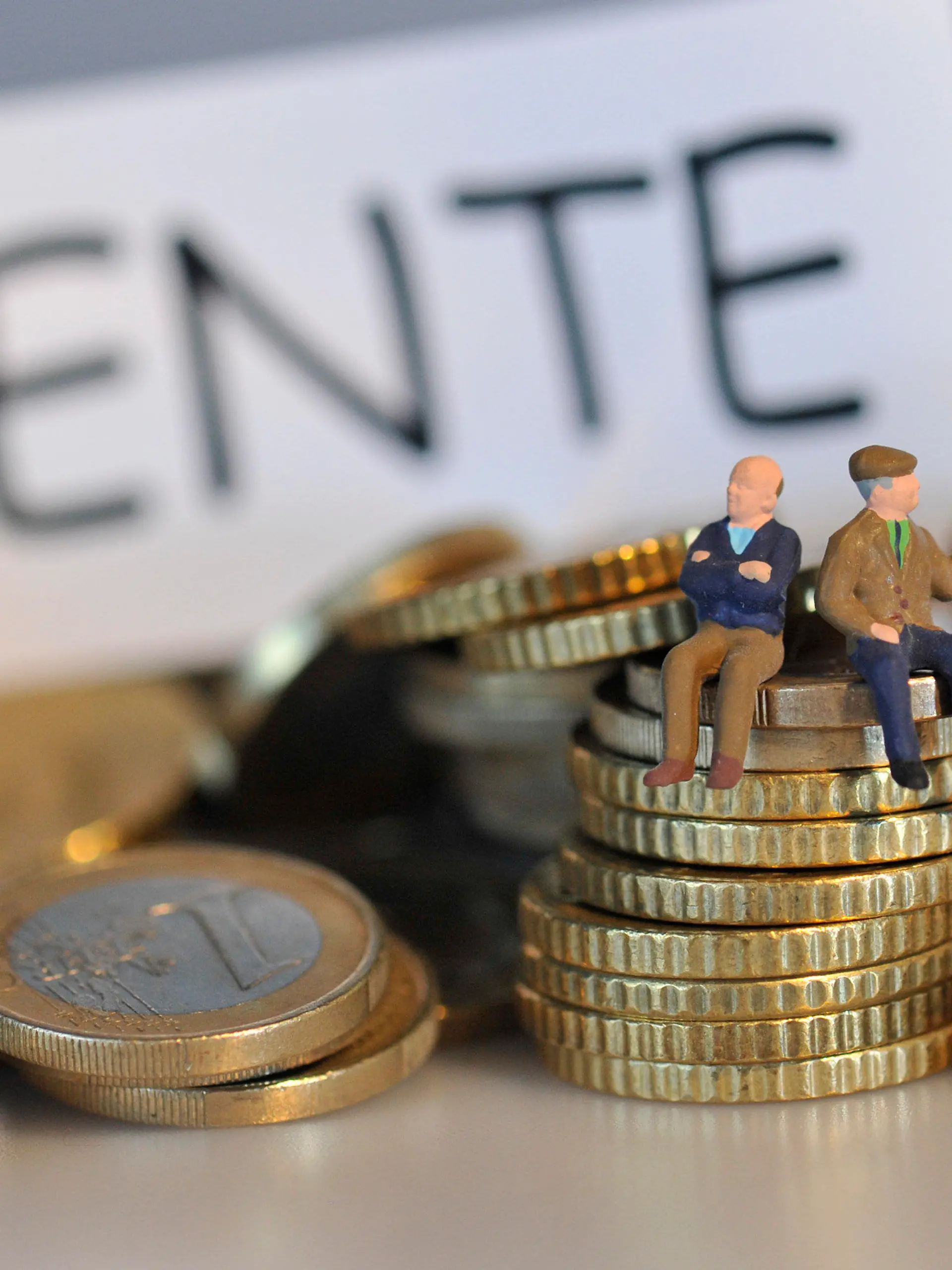 ARCHIV - ILLUSTRATION - Die Miniatur-Figuren zweier Rentner sitzen am 22.10.2010 auf einem Berg mit Euro-Münzen vor einem Schild mit der Aufschrift "Rente" (Archivbild vom 22.01.2010). Die Renten steigen am 1. Juli deutlich - im Osten um 2,26 Prozent, im Westen um 2,18 Prozent.  Foto: Andreas Gebert dpa (zu dpa 40947 am 12.03.2012)  +++(c) dpa - Bildfunk+++