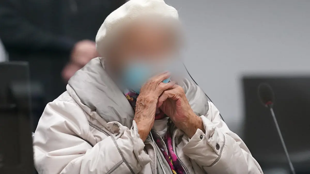 06.12.2022, Schleswig-Holstein, Itzehoe: Die Angeklagte Irmgard F. sitzt zu Beginn des Prozesstages im Sitzungssaal. Der Prozess gegen die ehemalige KZ-Sekretärin vor dem Landgericht Itzehoe wird mit dem Plädoyer der Verteidigung fortgesetzt. Der 97-Jährigen wird Beihilfe zum Mord in über 11.000 Fällen zur Last gelegt. Foto: Marcus Brandt/dpa POOL/dpa - ACHTUNG: Die Angeklagte wurde aus rechtlichen Gründen gepixelt +++ dpa-Bildfunk +++
