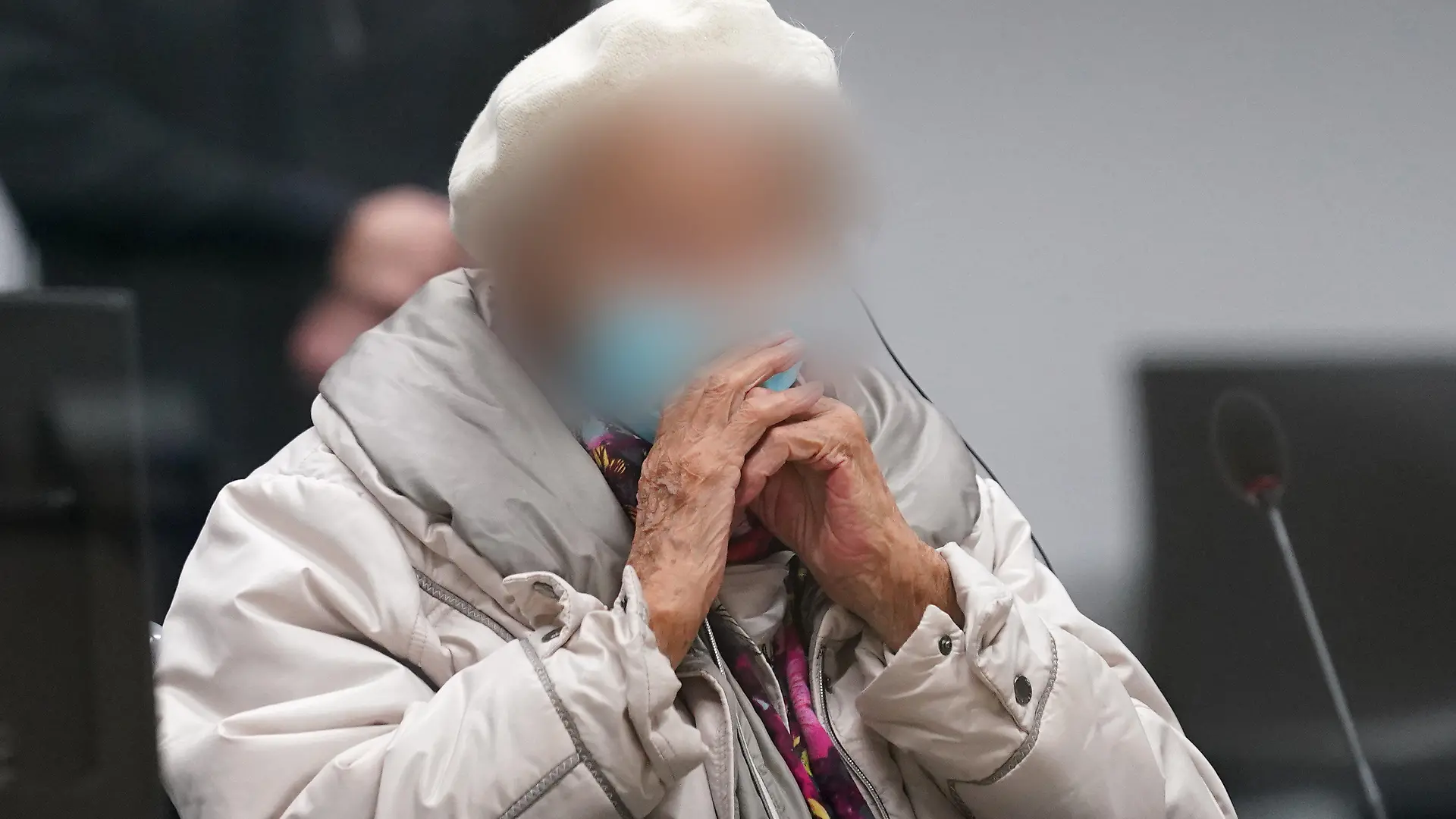 06.12.2022, Schleswig-Holstein, Itzehoe: Die Angeklagte Irmgard F. sitzt zu Beginn des Prozesstages im Sitzungssaal. Der Prozess gegen die ehemalige KZ-Sekretärin vor dem Landgericht Itzehoe wird mit dem Plädoyer der Verteidigung fortgesetzt. Der 97-Jährigen wird Beihilfe zum Mord in über 11.000 Fällen zur Last gelegt. Foto: Marcus Brandt/dpa POOL/dpa - ACHTUNG: Die Angeklagte wurde aus rechtlichen Gründen gepixelt +++ dpa-Bildfunk +++