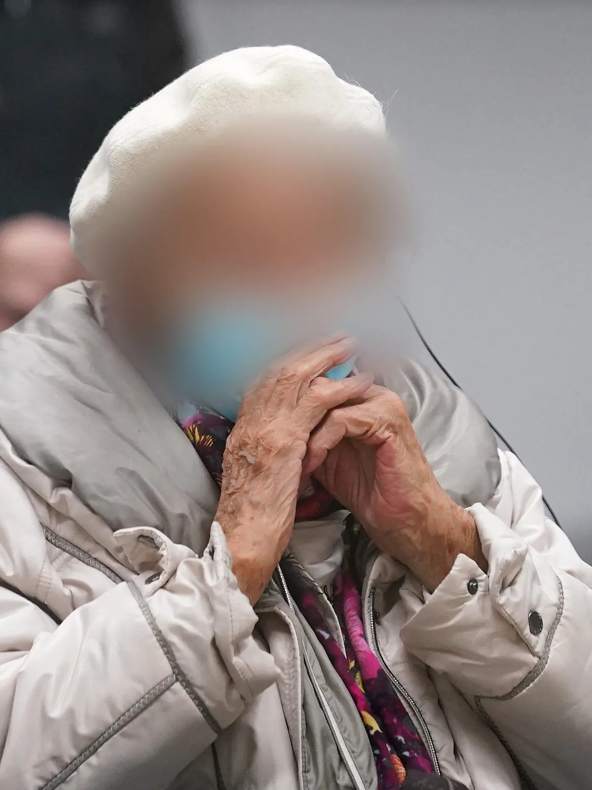 06.12.2022, Schleswig-Holstein, Itzehoe: Die Angeklagte Irmgard F. sitzt zu Beginn des Prozesstages im Sitzungssaal. Der Prozess gegen die ehemalige KZ-Sekretärin vor dem Landgericht Itzehoe wird mit dem Plädoyer der Verteidigung fortgesetzt. Der 97-Jährigen wird Beihilfe zum Mord in über 11.000 Fällen zur Last gelegt. Foto: Marcus Brandt/dpa POOL/dpa - ACHTUNG: Die Angeklagte wurde aus rechtlichen Gründen gepixelt +++ dpa-Bildfunk +++