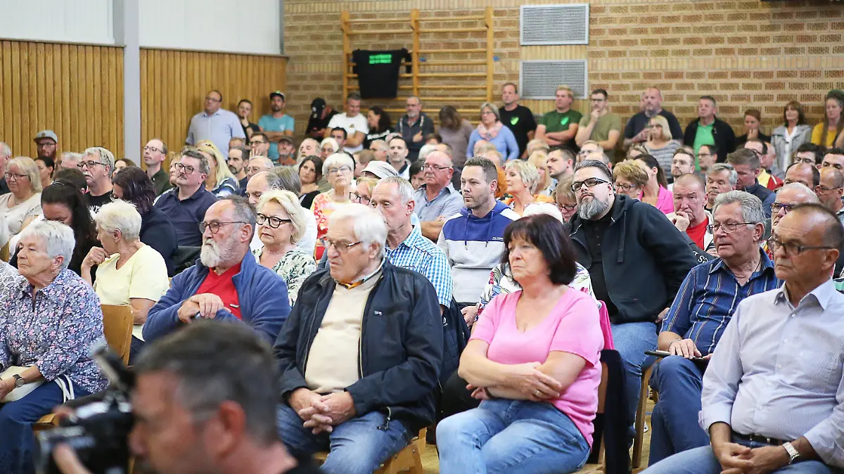 08.08.2023, Rheinland-Pfalz, Freisbach: Bürger verfolgen eine Sitzung mit Bürgermeister Gauweiler und dem Gemeinderat. Gauweiler und der Rat erklärten in der Sitzung ihren Rücktritt. Aus Protest gegen die Finanzpolitik in Rheinland-Pfalz haben Gemeinderat und Ortsbürgermeister in Freisbach (Kreis Germersheim) ihren Rücktritt erklärt. Foto: Dieter Leder/dpa +++ dpa-Bildfunk +++
