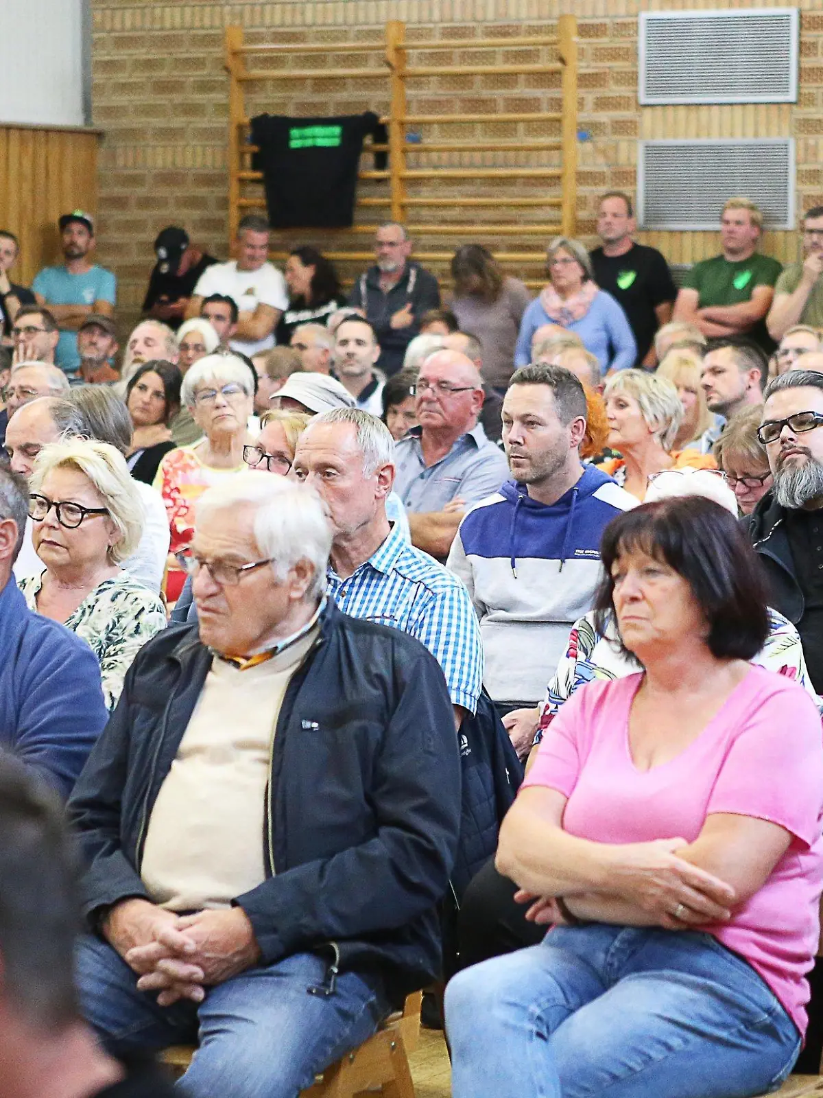 08.08.2023, Rheinland-Pfalz, Freisbach: Bürger verfolgen eine Sitzung mit Bürgermeister Gauweiler und dem Gemeinderat. Gauweiler und der Rat erklärten in der Sitzung ihren Rücktritt. Aus Protest gegen die Finanzpolitik in Rheinland-Pfalz haben Gemeinderat und Ortsbürgermeister in Freisbach (Kreis Germersheim) ihren Rücktritt erklärt. Foto: Dieter Leder/dpa +++ dpa-Bildfunk +++