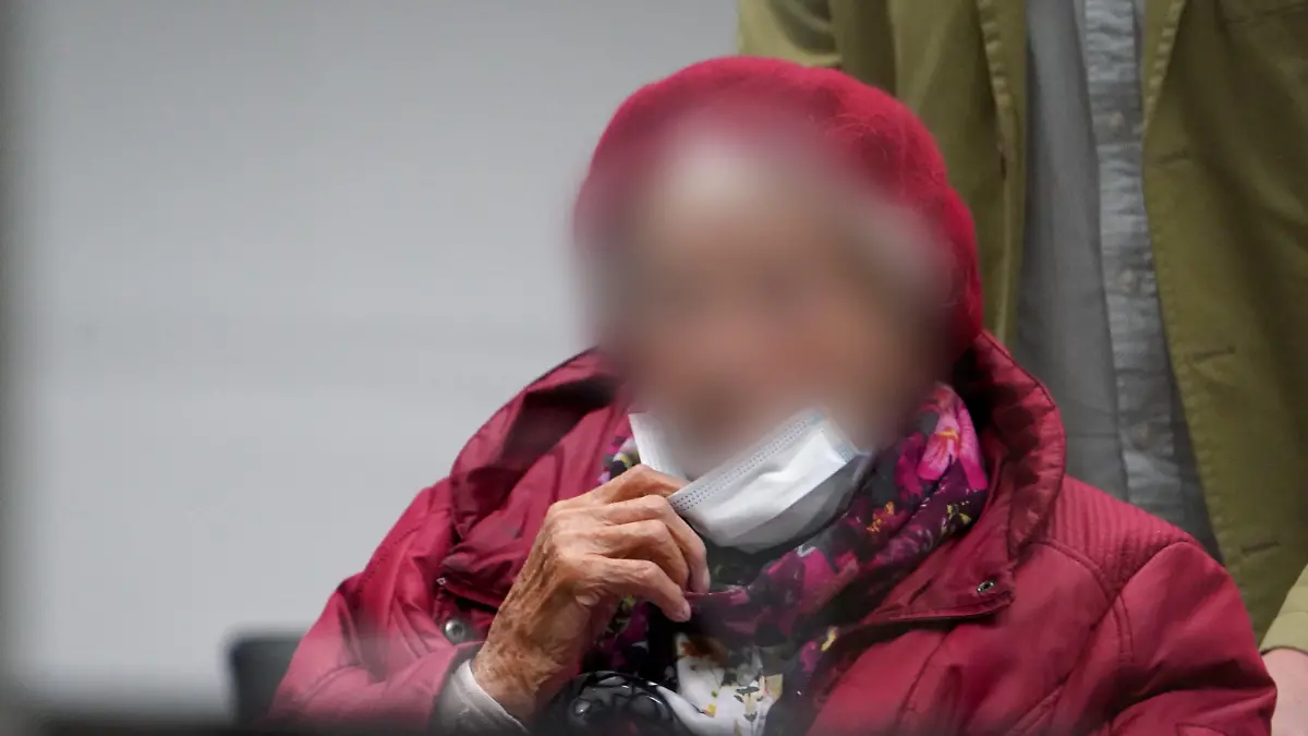 22.11.2022, Schleswig-Holstein, Itzehoe: Die Angeklagte Irmgard F. wird zu Beginn des Prozesstages in den Gerichtssaal gebracht. Der Prozess gegen die frühere Sekretärin im Konzentrationslager Stutthof wird mit dem Plädoyer der Staatsanwaltschaft vor dem Landgericht Itzehoe fortgesetzt. Der 97-Jährigen wird Beihilfe zum Mord in über 11.000 Fällen zur Last gelegt. Foto: Marcus Brandt/dpa Pool/dpa +++ dpa-Bildfunk +++