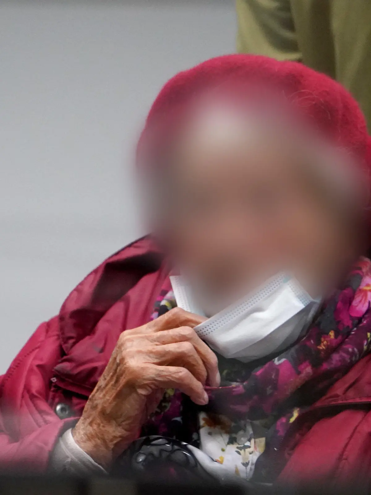 22.11.2022, Schleswig-Holstein, Itzehoe: Die Angeklagte Irmgard F. wird zu Beginn des Prozesstages in den Gerichtssaal gebracht. Der Prozess gegen die frühere Sekretärin im Konzentrationslager Stutthof wird mit dem Plädoyer der Staatsanwaltschaft vor dem Landgericht Itzehoe fortgesetzt. Der 97-Jährigen wird Beihilfe zum Mord in über 11.000 Fällen zur Last gelegt. Foto: Marcus Brandt/dpa Pool/dpa +++ dpa-Bildfunk +++
