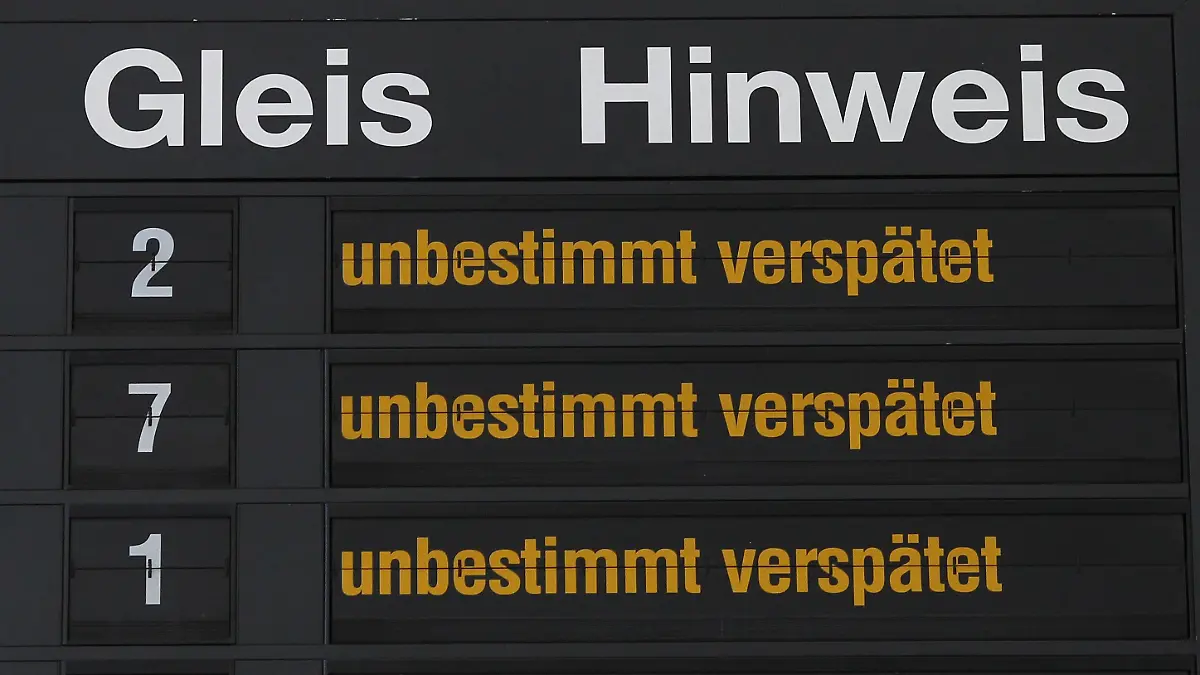 Hinweise für Bahnreisende werden am Freitag (25.02.2011) im Hauptbahnhof in Magdeburg angezeigt. Durch den bundesweiten Warnstreik der Lokführergewerkschaft GDL kam es zu starken Behinderungen im Bahnverkehr. Foto: Jens Wolf dpa/lah  +++(c) dpa - Bildfunk+++