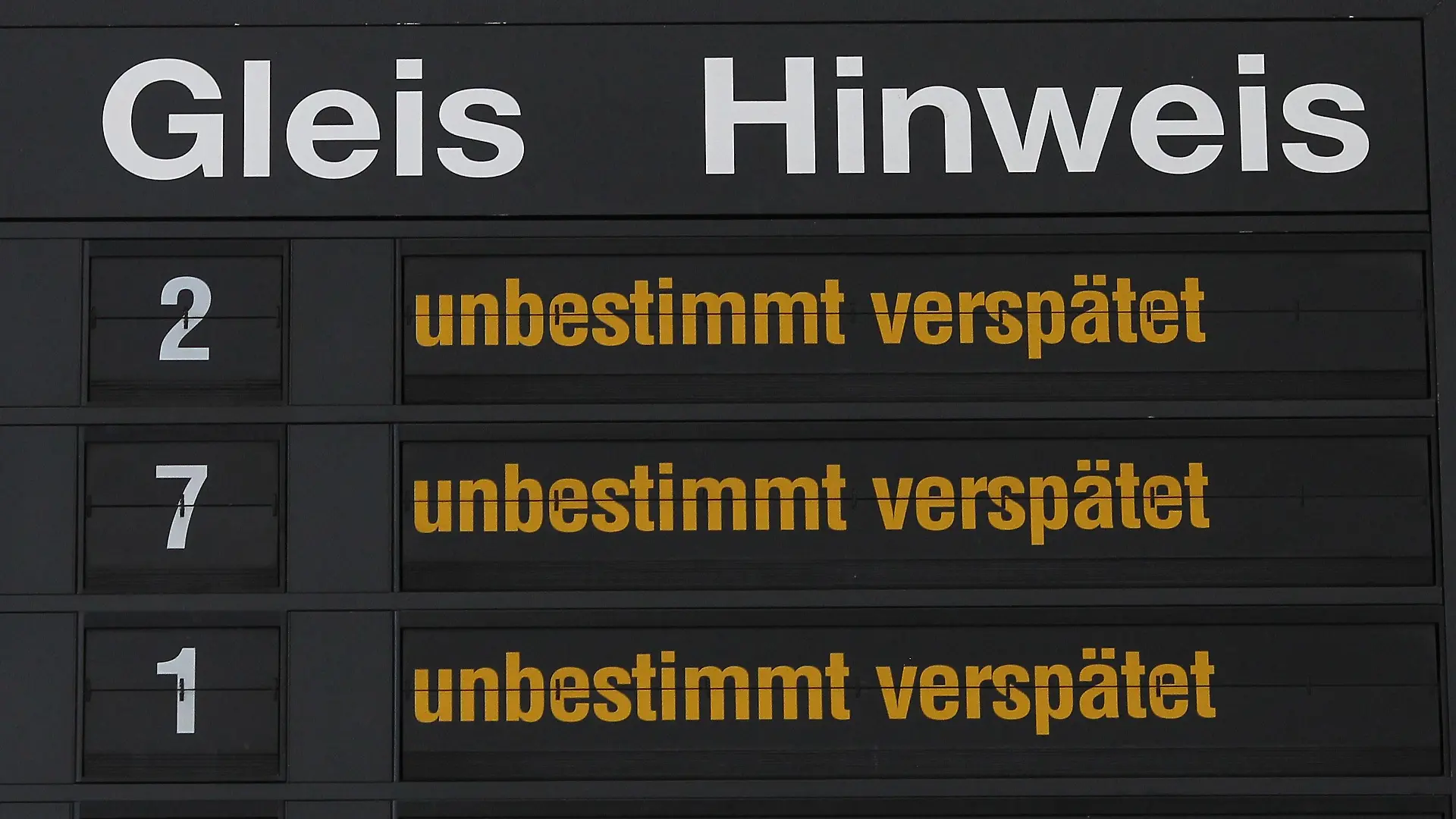 Hinweise für Bahnreisende werden am Freitag (25.02.2011) im Hauptbahnhof in Magdeburg angezeigt. Durch den bundesweiten Warnstreik der Lokführergewerkschaft GDL kam es zu starken Behinderungen im Bahnverkehr. Foto: Jens Wolf dpa/lah  +++(c) dpa - Bildfunk+++