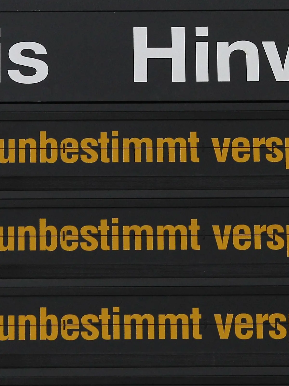 Hinweise für Bahnreisende werden am Freitag (25.02.2011) im Hauptbahnhof in Magdeburg angezeigt. Durch den bundesweiten Warnstreik der Lokführergewerkschaft GDL kam es zu starken Behinderungen im Bahnverkehr. Foto: Jens Wolf dpa/lah  +++(c) dpa - Bildfunk+++