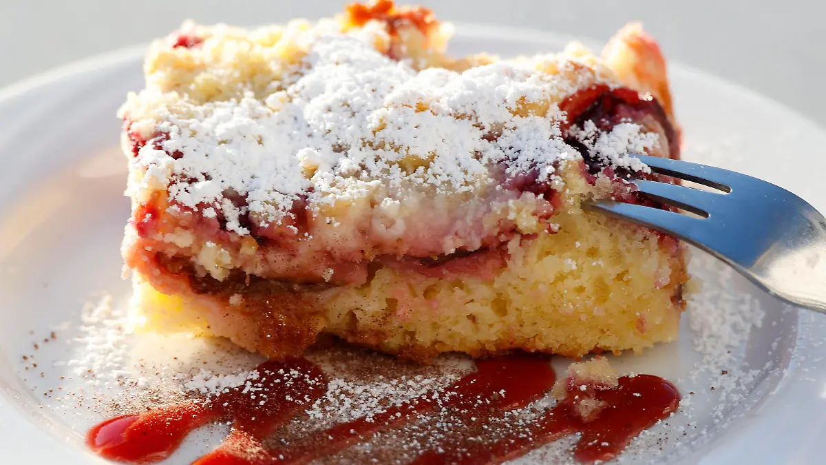 Sellin, 09.10.2021 Ein Stück Pflaumenkuchen *** Sellin, 09 10 2021 A piece of plum cake 