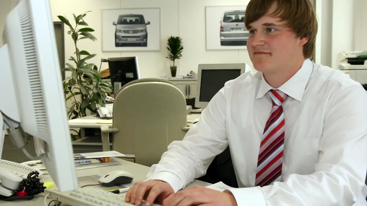 ARCHIV - Der 21-jährige Axel Dohmel sitzt am Schreibtisch im Volkswagenwerk Nutzfahrzeuge in Hannover (Archivfoto vom 18.04.2007). Dohmel studiert an der Fachhochschule Hannover im 4. Semester Technischen Vertrieb; bei VW hat Dohmel einen Ausbildungsplatz zum Industrie-Kaufmann. Mündliche Prüfung ist am 28. Juni des Jahres vor der IHK in Hannover. Dohmel wird bis August bei VW beschäftigt sein. Ab September beginnt für den jungen Mann dann wieder das Vollzeitstudium. Doch in den Semesterferien wird Dohmel als Praktikant bei VW-Nutzfahrzeuge arbeiten. Seit diesem Semester zahlt der Autobauer rund 500 Studenten, die in dem Unternehmen parallel ihre Ausbildung absolvieren, die Studiengebühren in Höhe von  500 Euro pro Semester. Foto: Holger Hollemann dpa/lni  (zu dpa-Umfrage "Viele Unternehmen fördern ihre Studenten mit Finanzhilfen" vom 29.04.2007) +++(c) dpa - Bildfunk+++