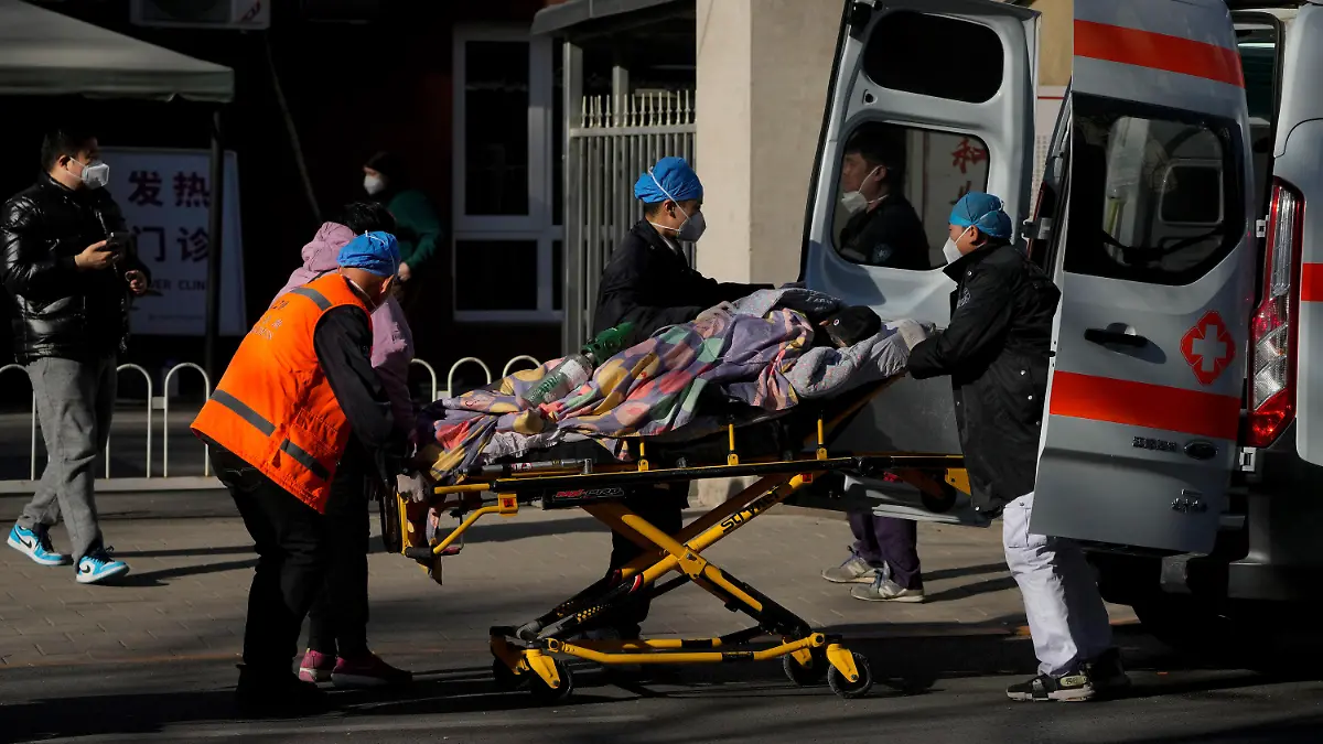 19.12.2022, China, Peking: Ein Patient wird in die Fieberklinik eines Krankenhauses gebracht. Die Gesundheitskommission meldete am Montag (19.12.2022) nur zwei Covid-Tote. Nach ausländischen Presseberichten verzeichnen Krematorien in Peking allerdings einen starken Anstieg von Toten - zum Teil vier- bis fünfmal so viel wie normalerweise. Foto: Andy Wong/AP/dpa +++ dpa-Bildfunk +++